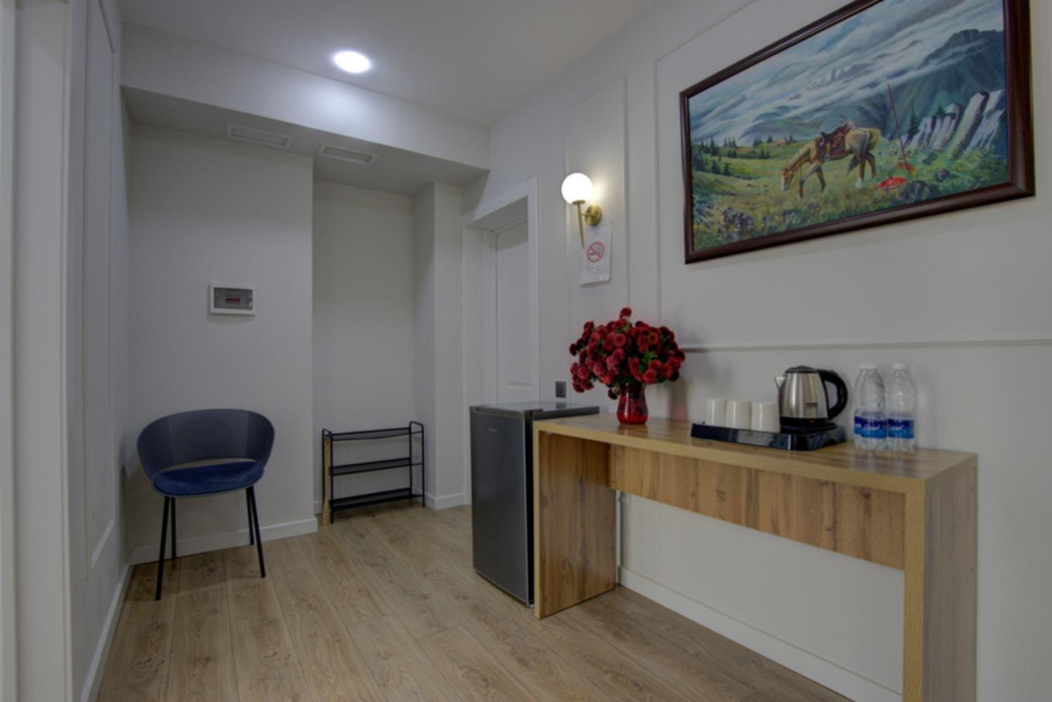 Family Room with Mountain View photo 2