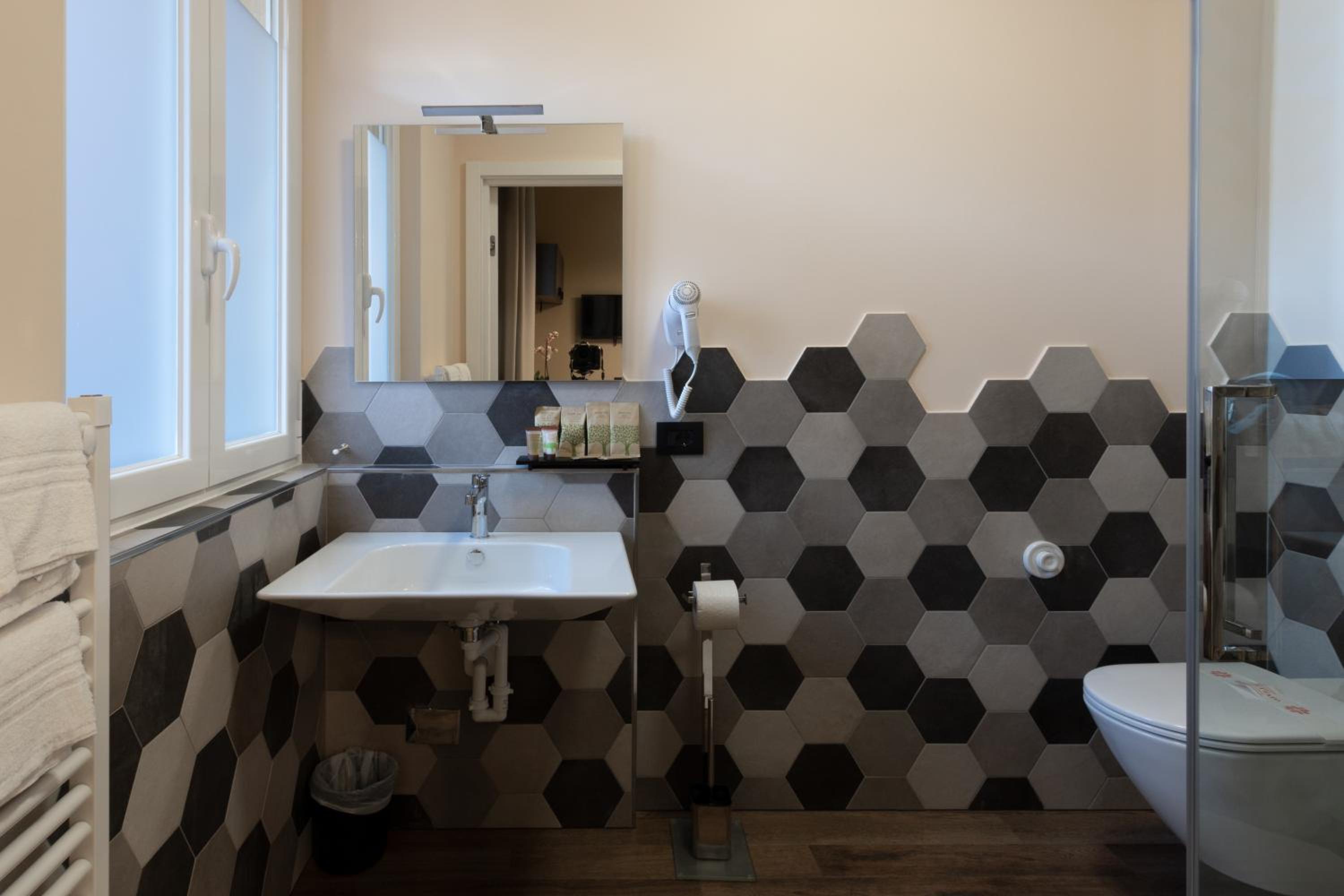 Standard Double or Twin Room - Photo 6