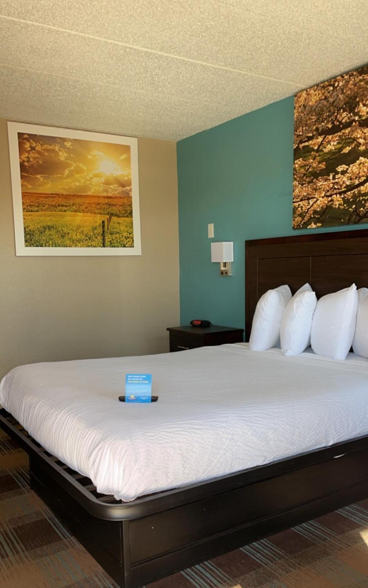 Queen Room - Disability Access/Smoking - Photo 2
