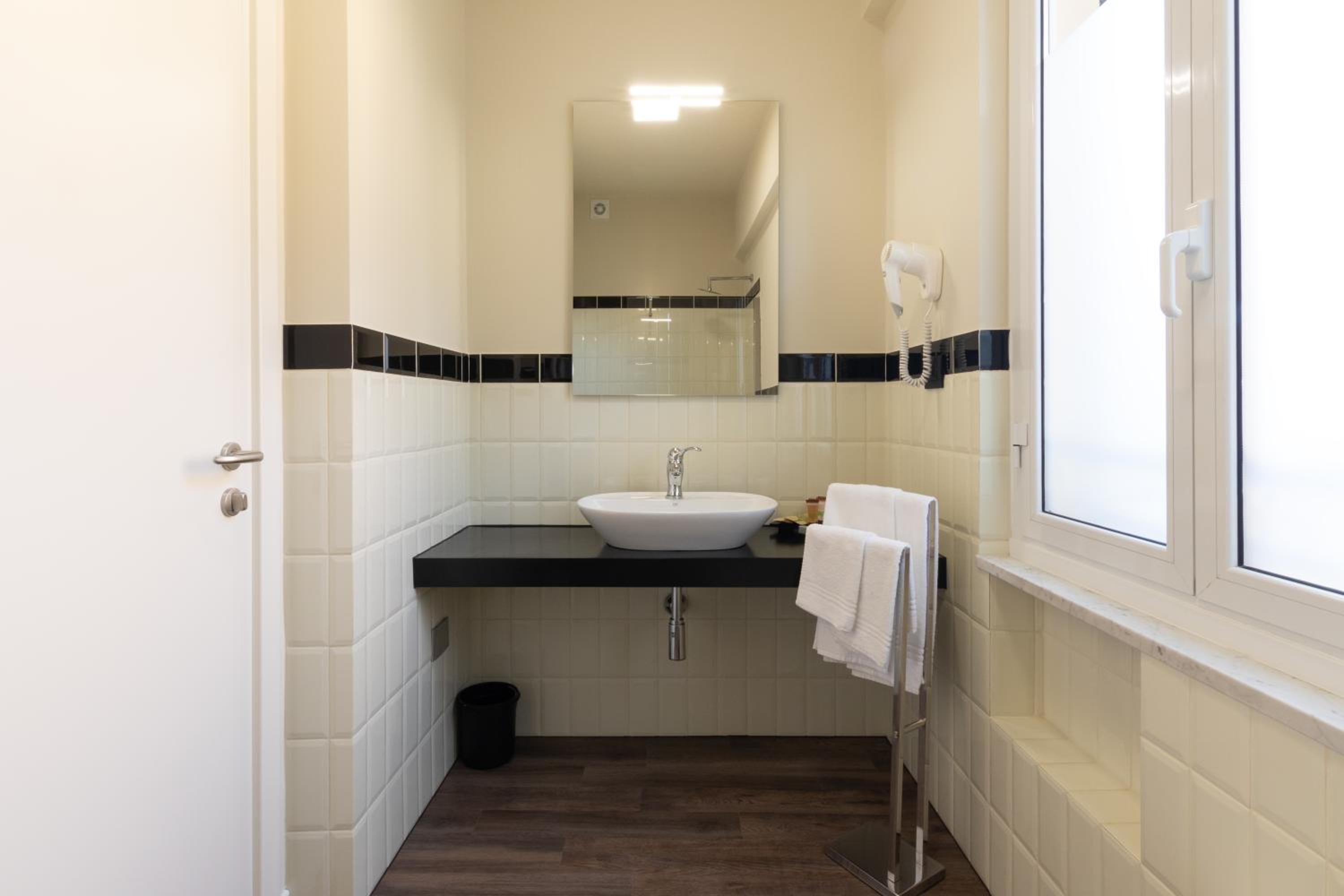 Deluxe Double or Twin Room - Photo 2