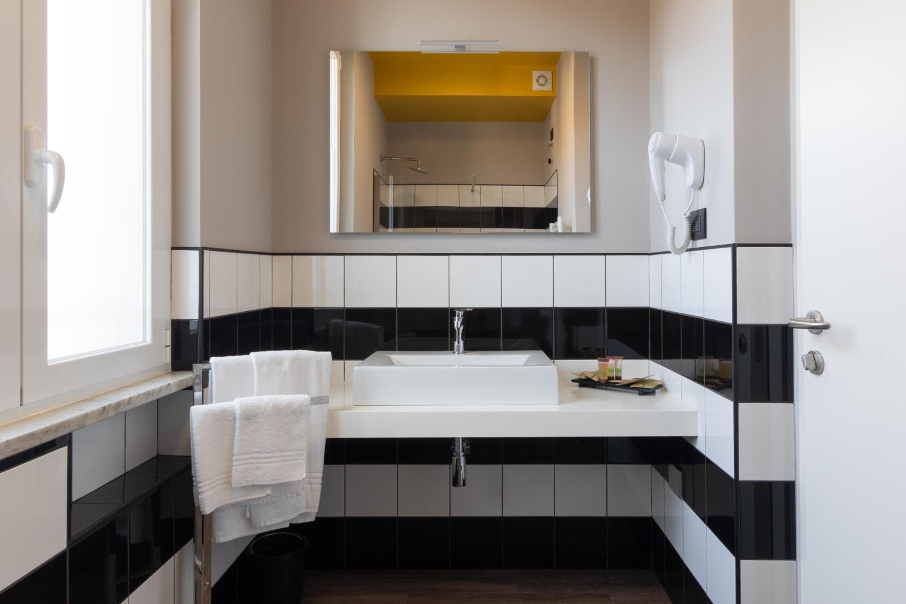 Double or Twin Room - Photo 4