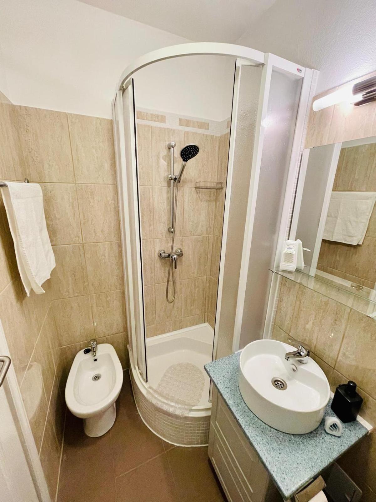 Small Double Room - Photo 5