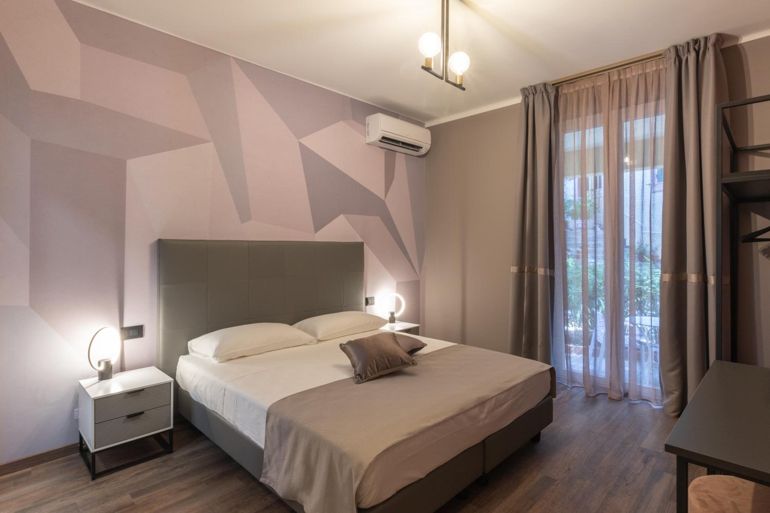 Standard Double or Twin Room - Photo 8