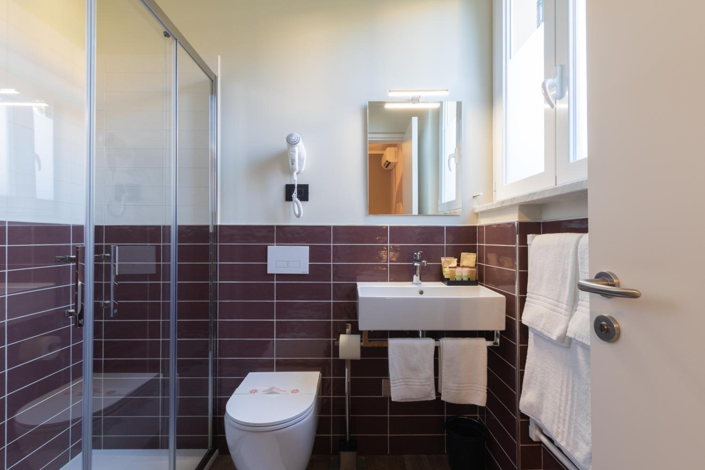 Standard Double or Twin Room - Photo 3