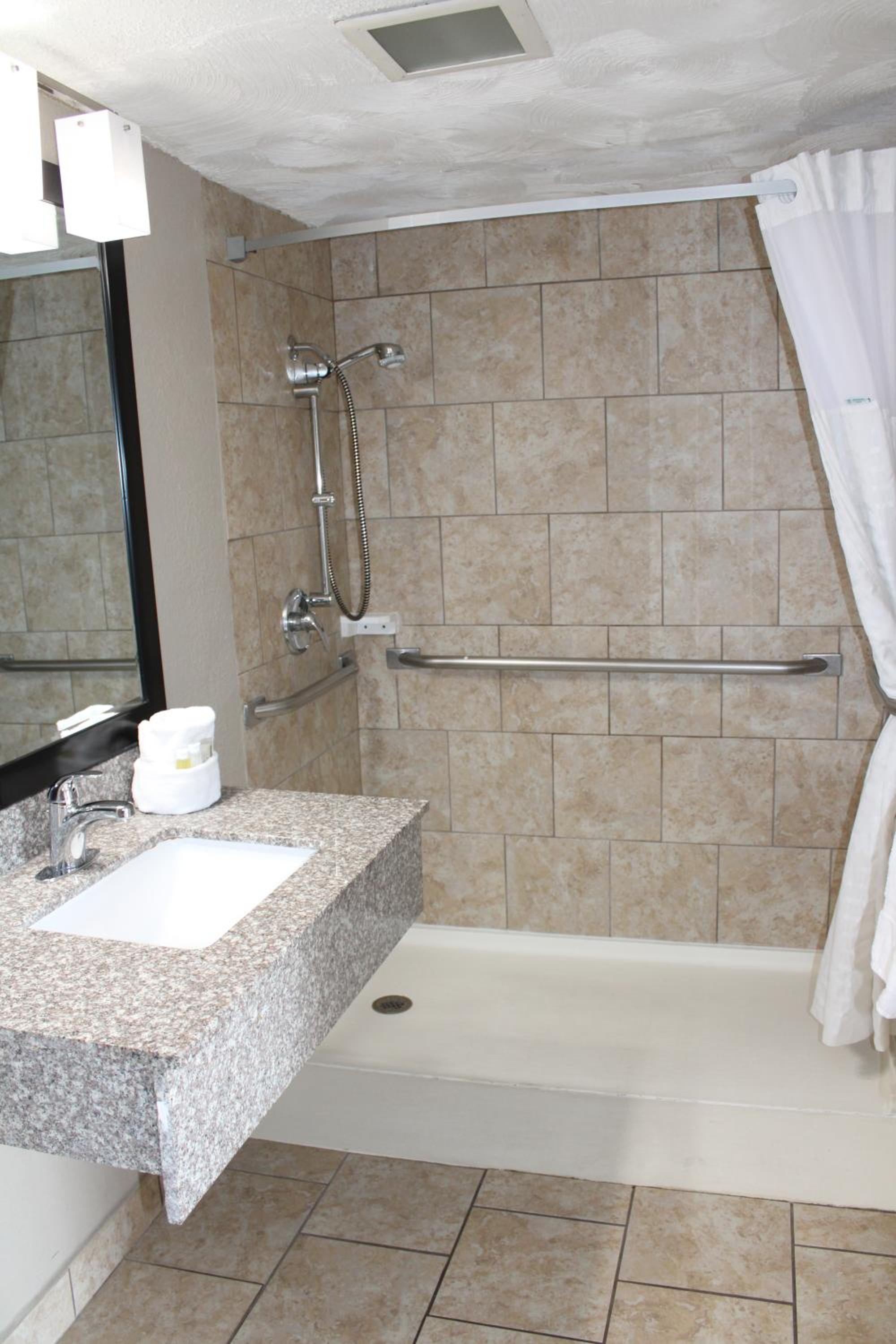 Queen Room - Disability Access/Smoking - Photo 3