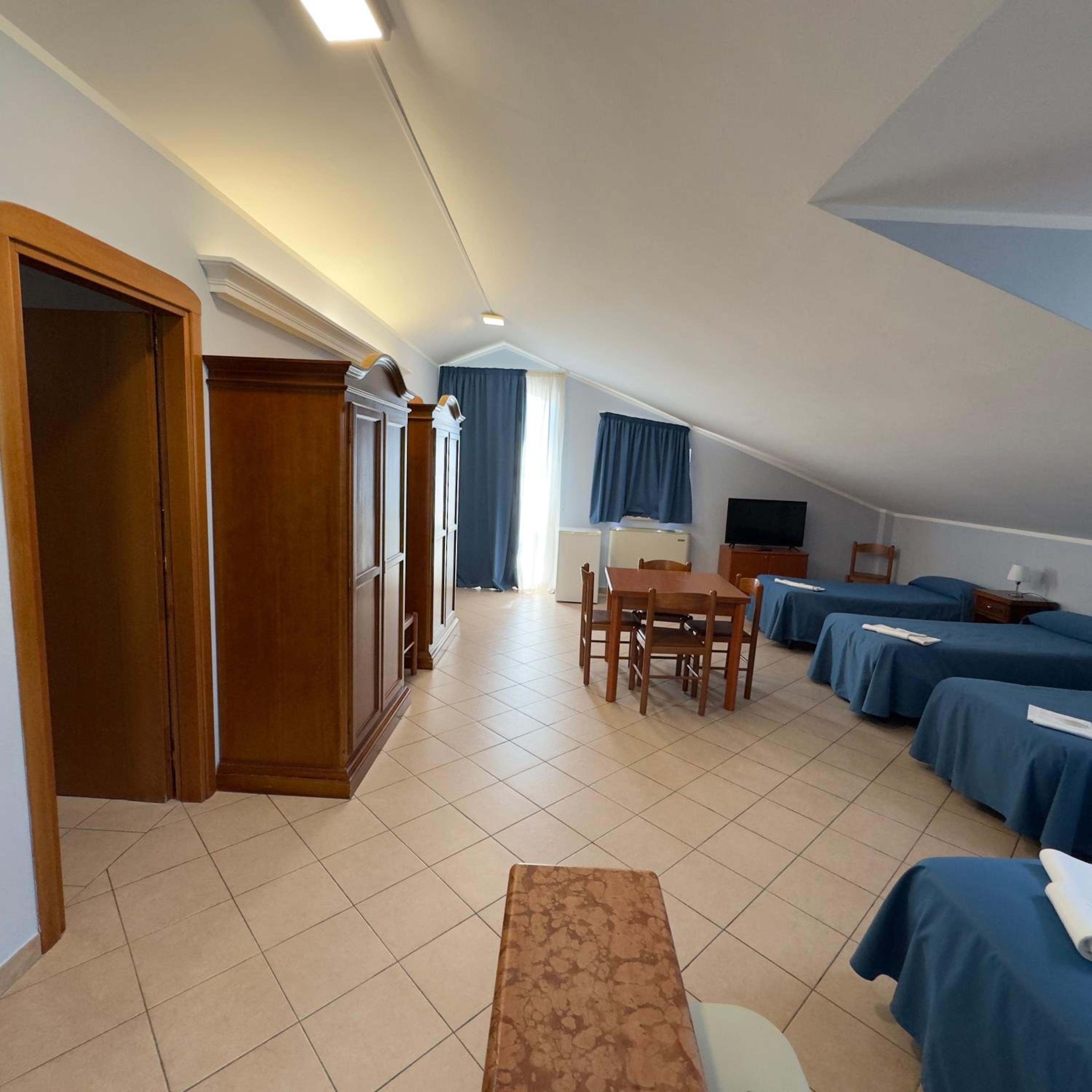 Family Room with Private Bathroom photo 3