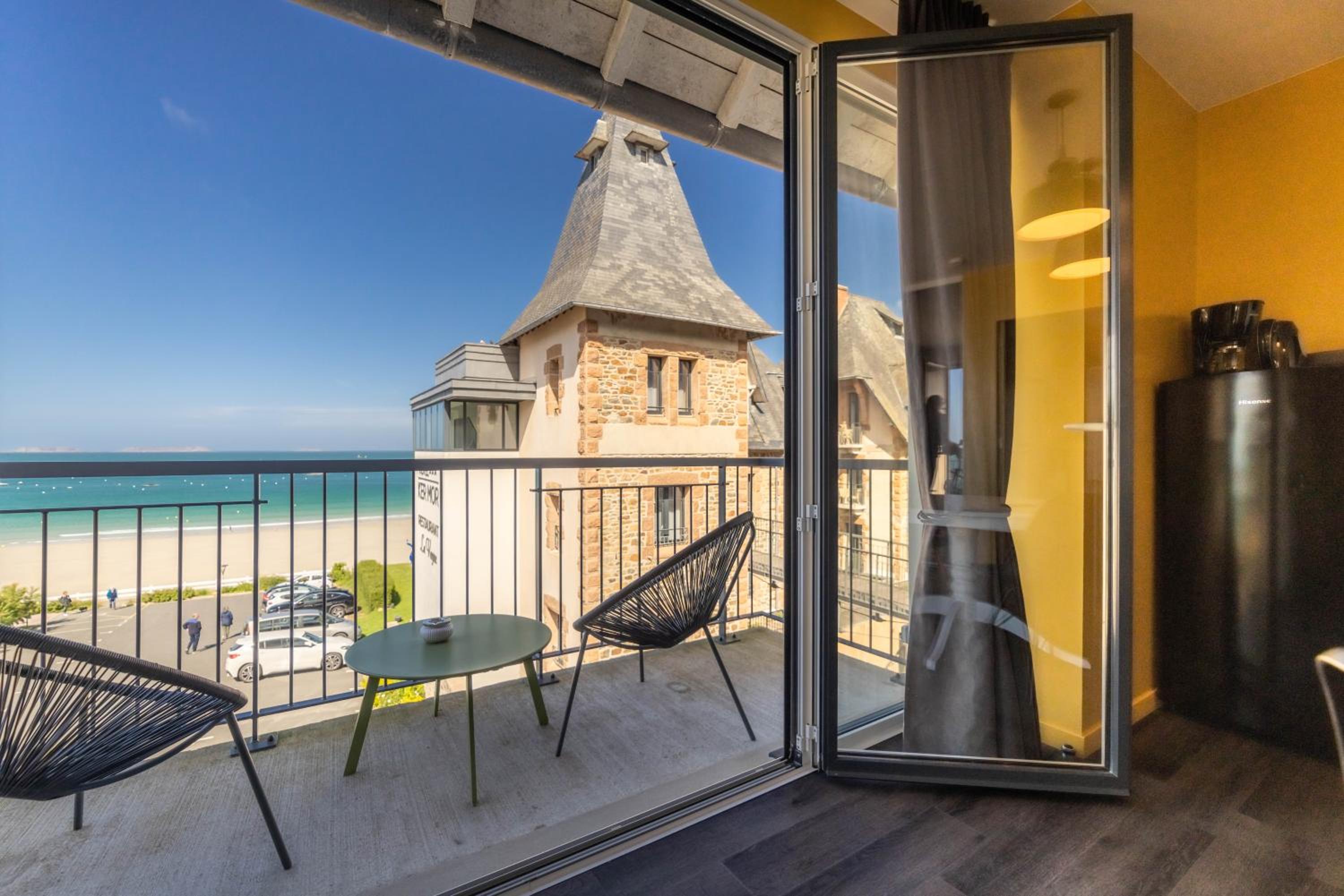 Apartment with Sea View and Balcony photo 2