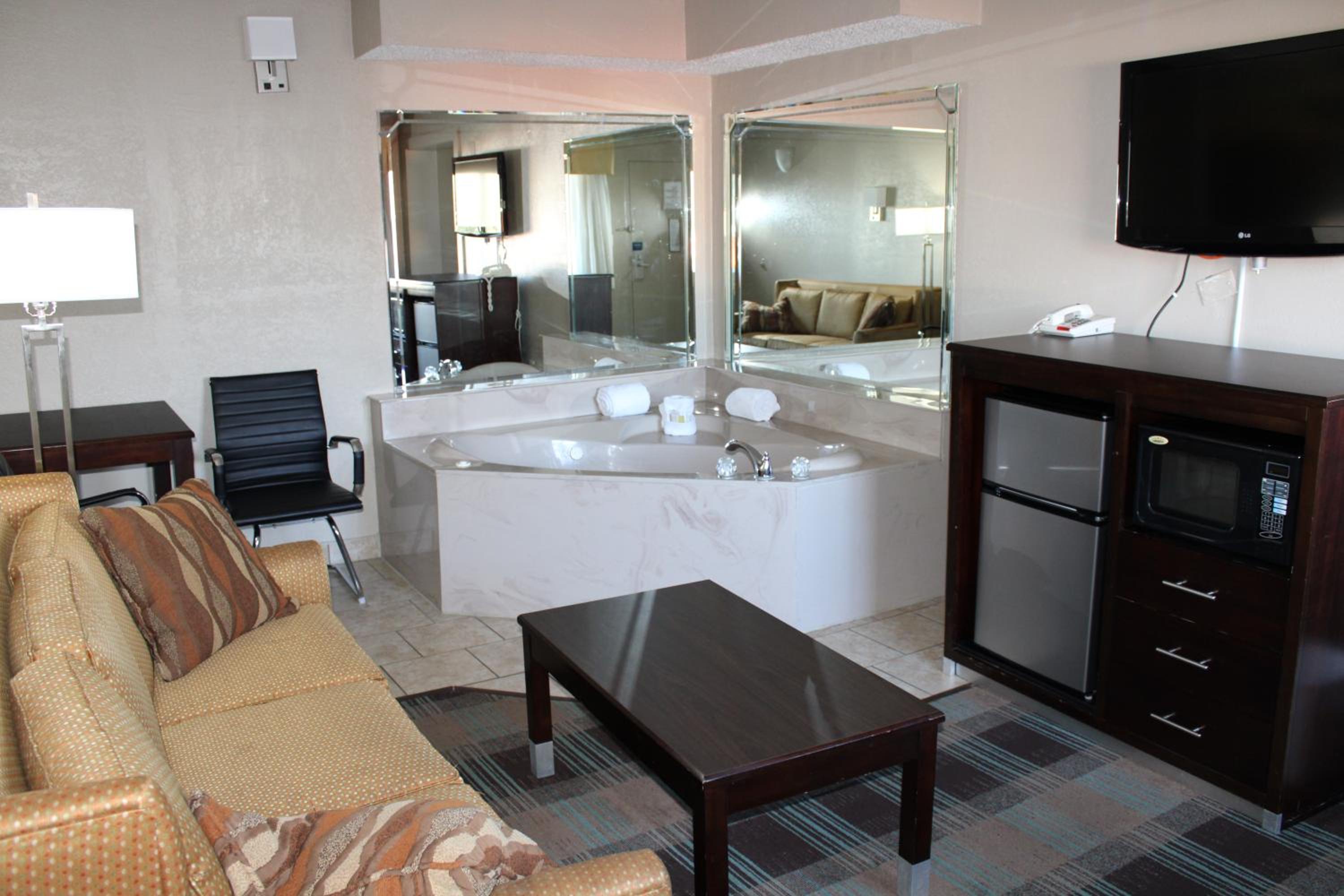 King Suite with Jetted Tub - Non-Smoking - Photo 5