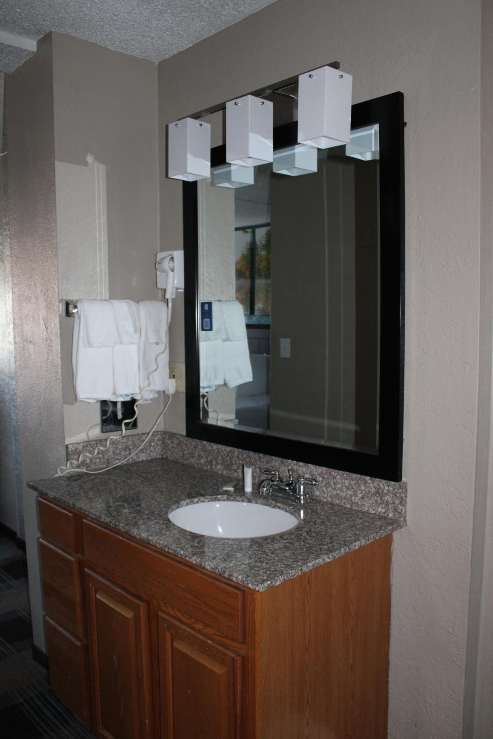 Queen Suite - Non-Smoking - Photo 3
