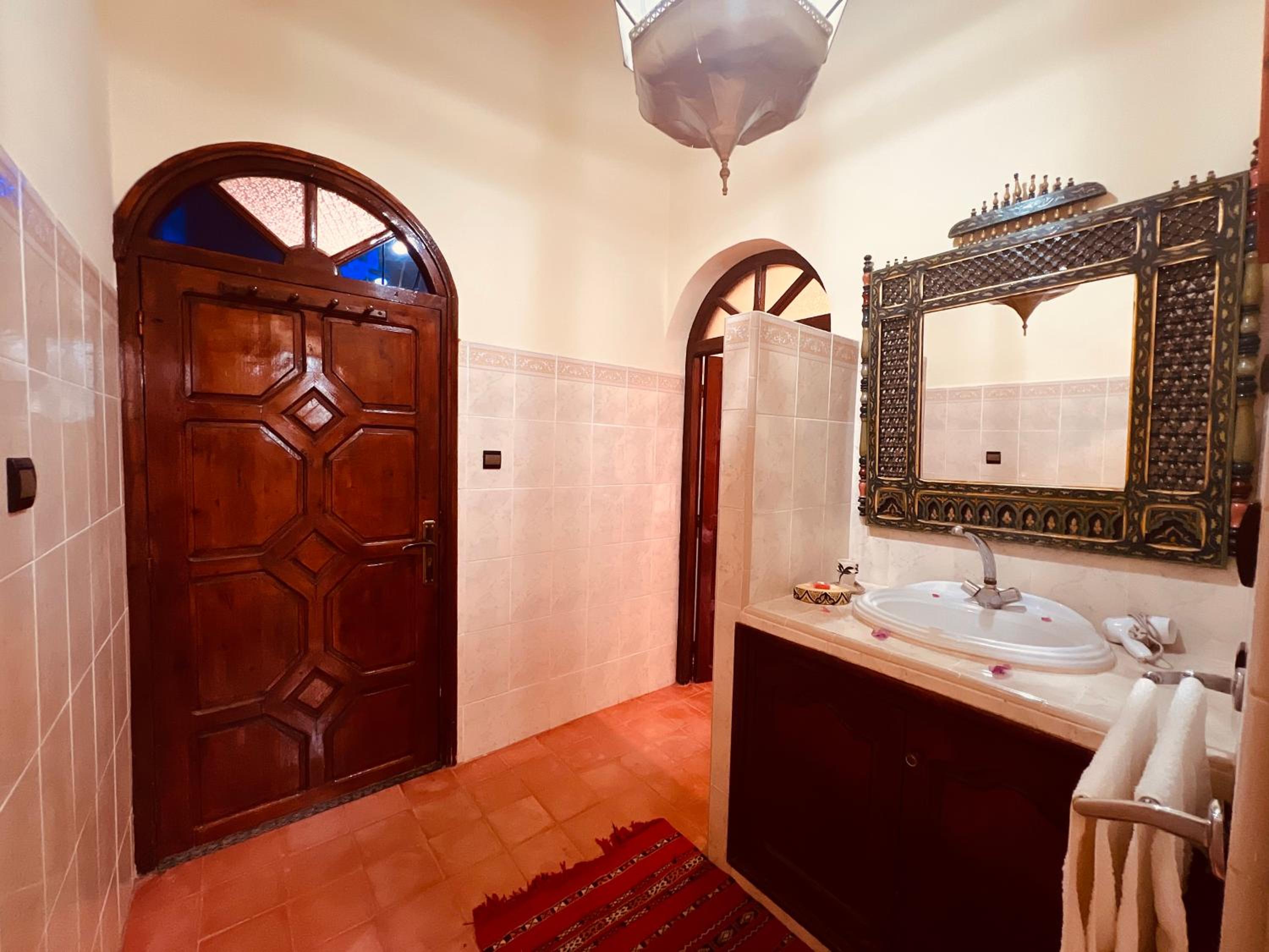 Suite with Pool View - Photo 7