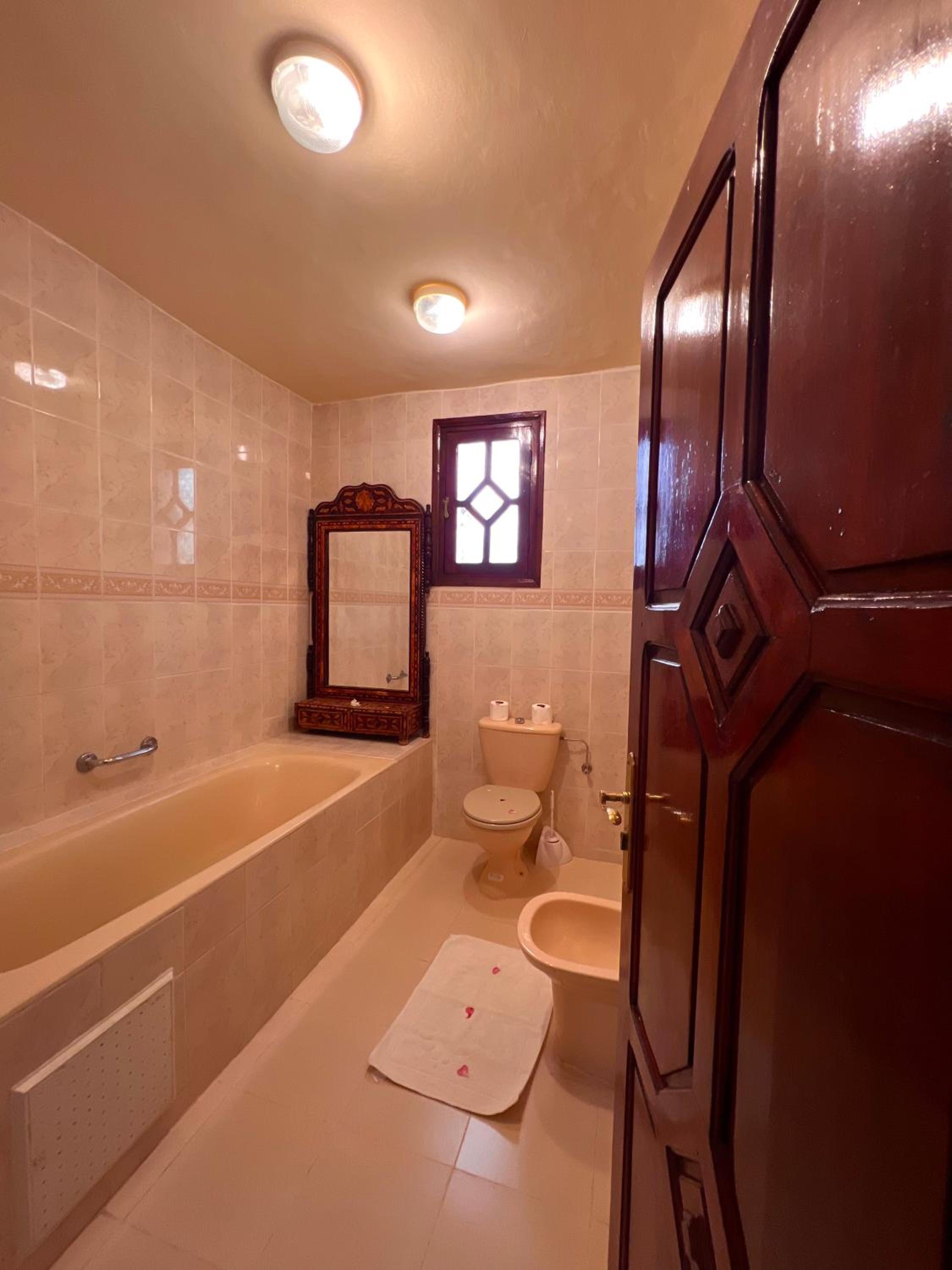 Suite with Pool View - Photo 17