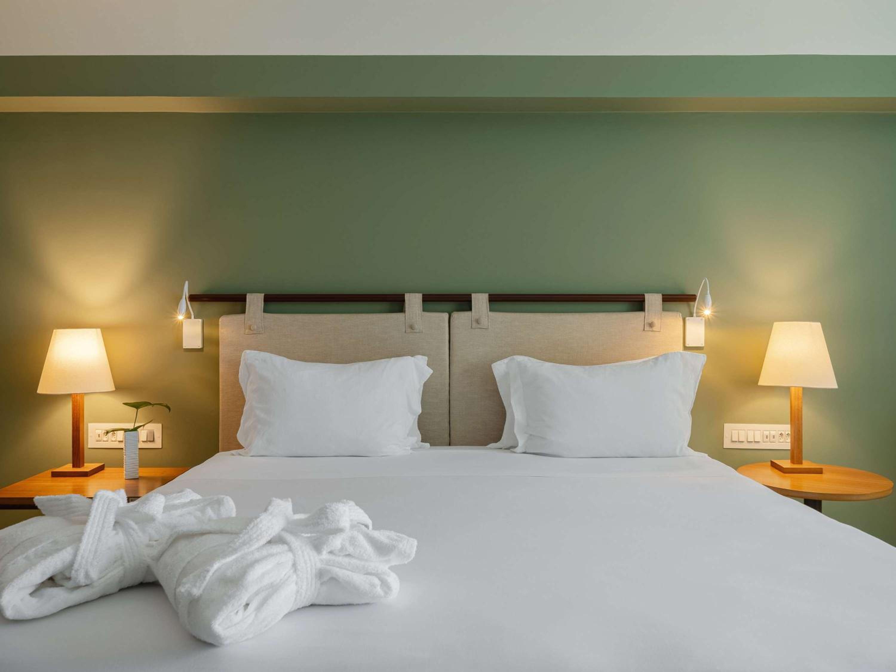 Executive King Room with Partial Frontal Sea View - Photo 1