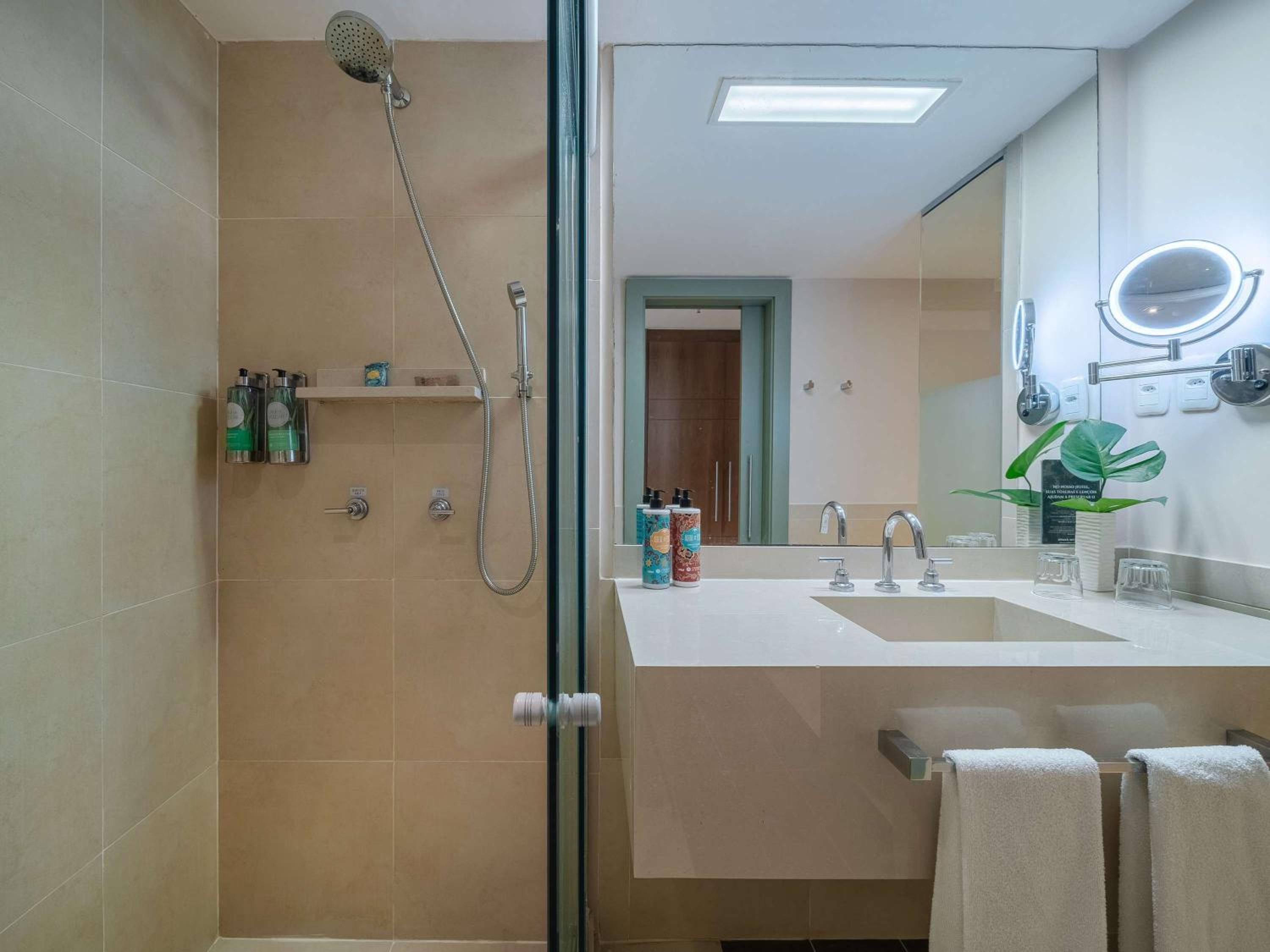 Deluxe Room with Two Single Beds and City View - Photo 2