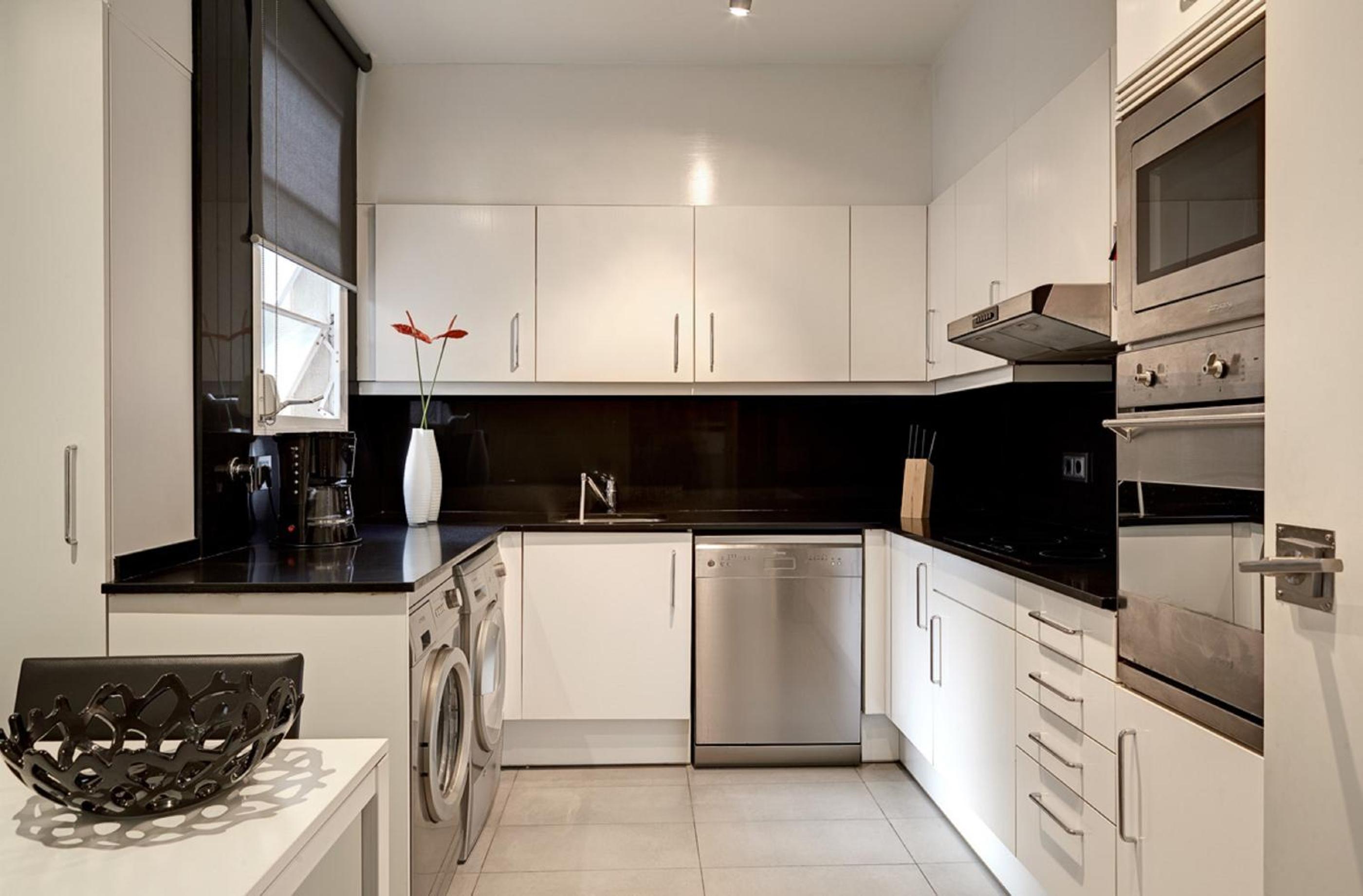 One-Bedroom Apartment with Parking photo 2
