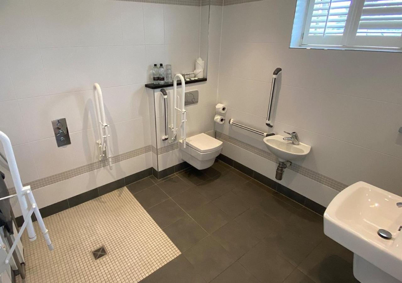 King Room with Roll-In Shower - Disability Access photo 2