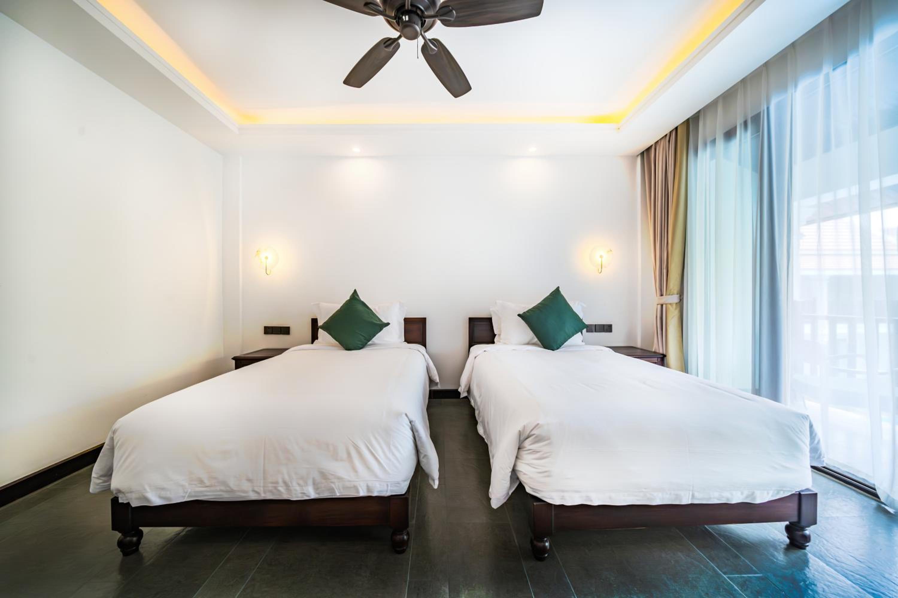 Twin Room with Pool View - Photo 11