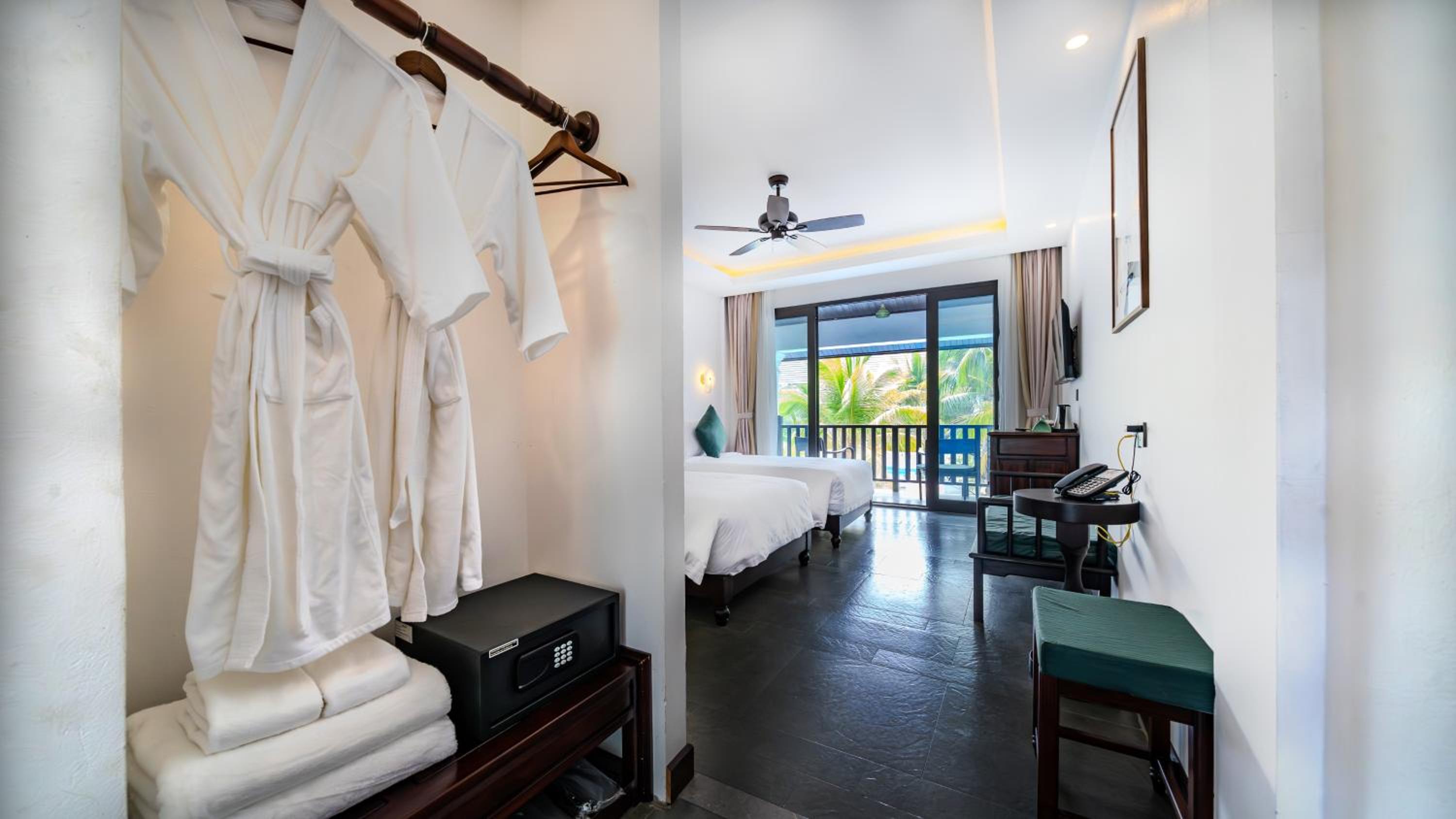 Twin Room with Pool View - Photo 13