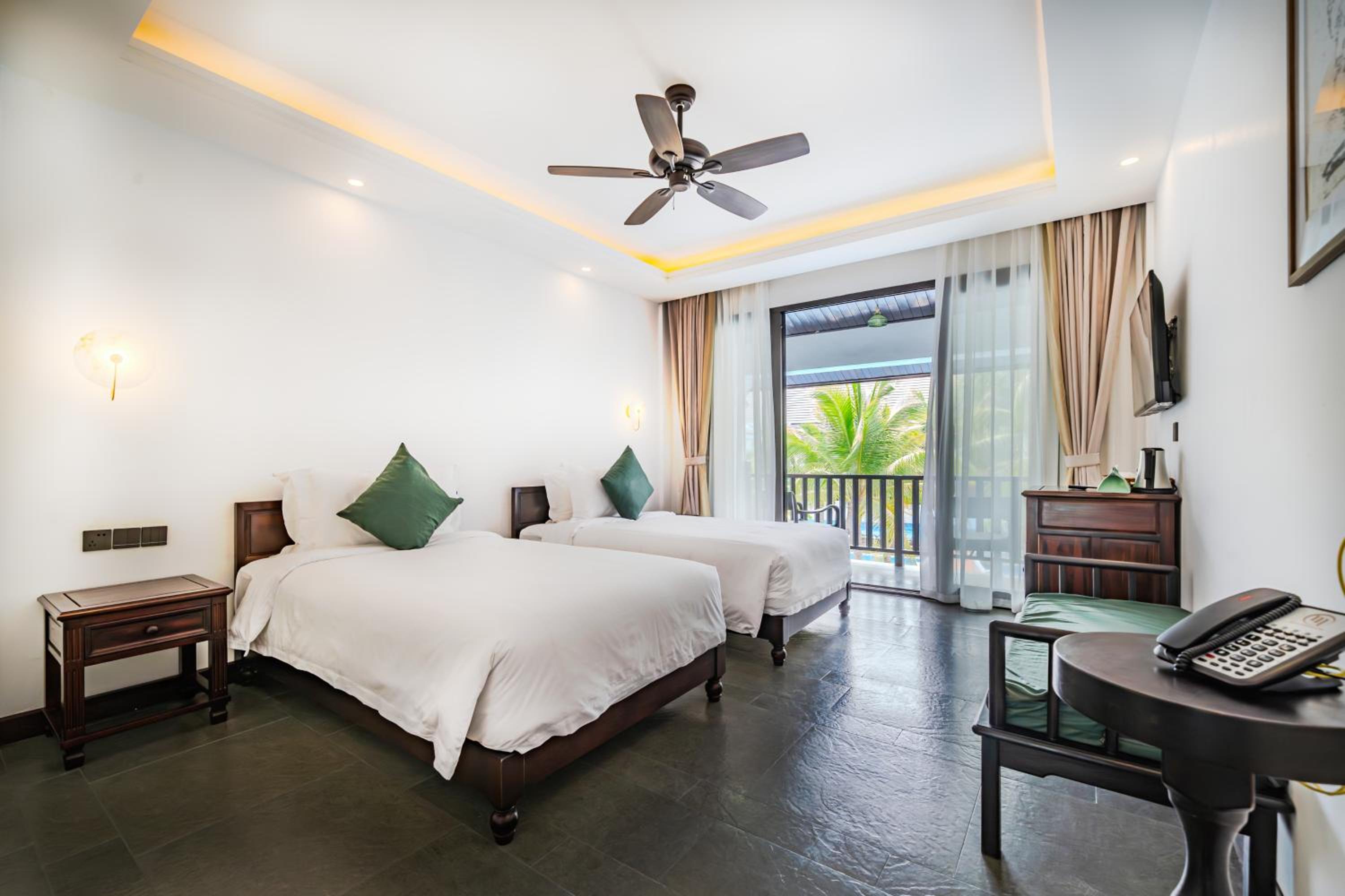 Twin Room with Pool View - Photo 12