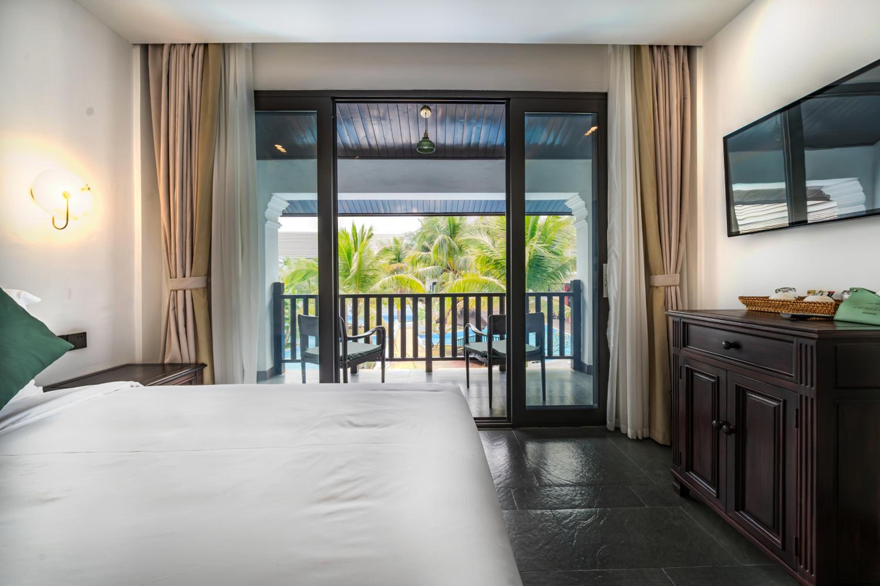 Twin Room with Pool View - Photo 17