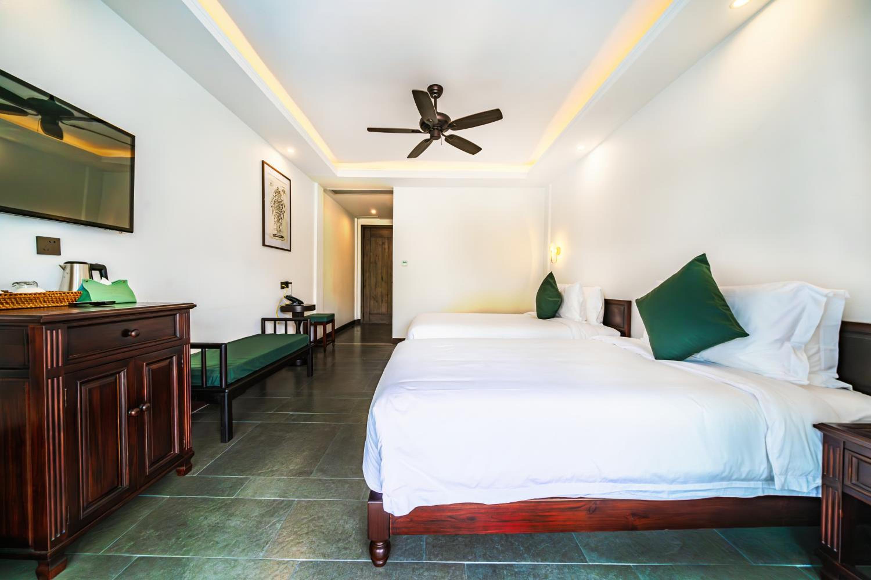 Twin Room with Pool View - Photo 16