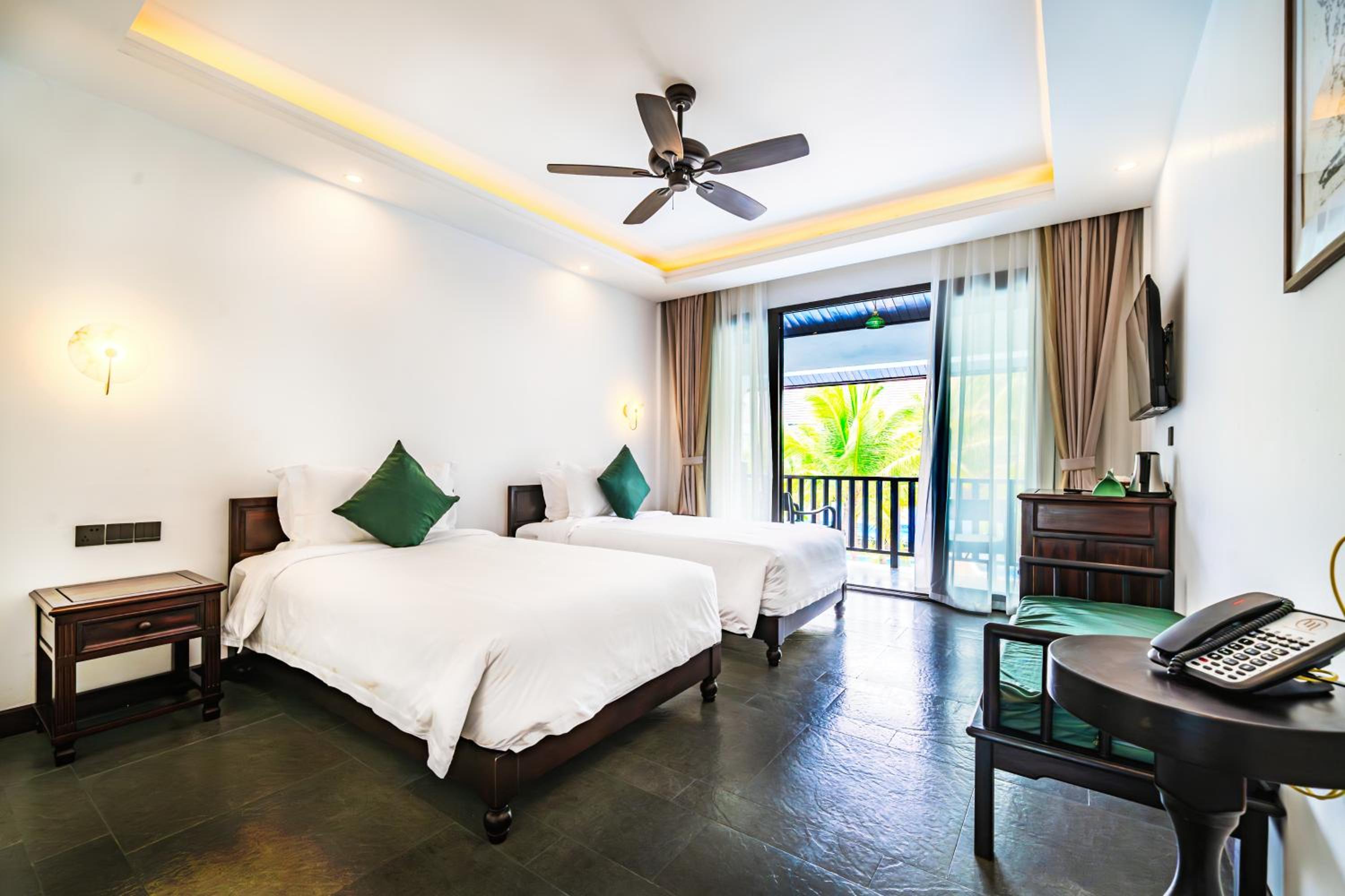 Twin Room with Pool View - Photo 3