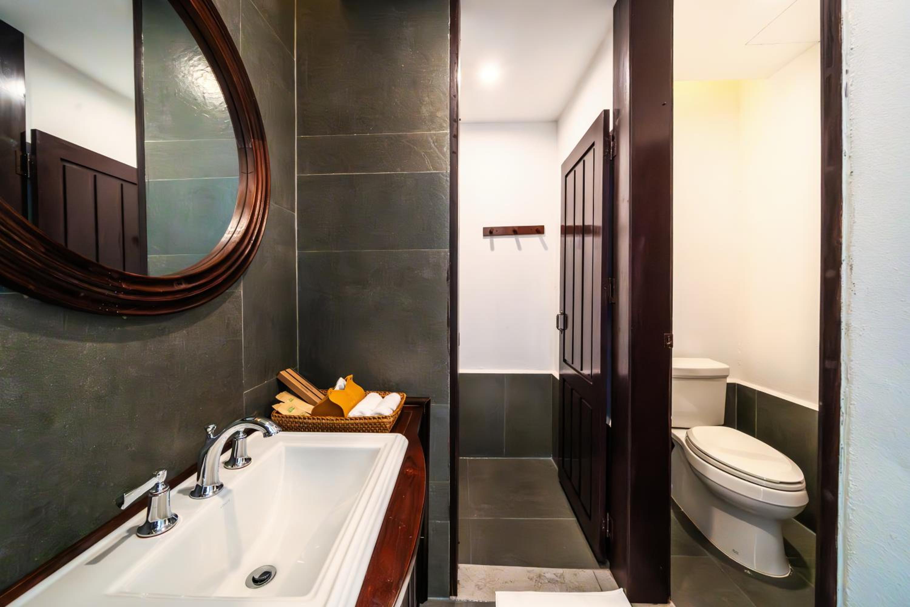 Twin Room with Pool View - Photo 18