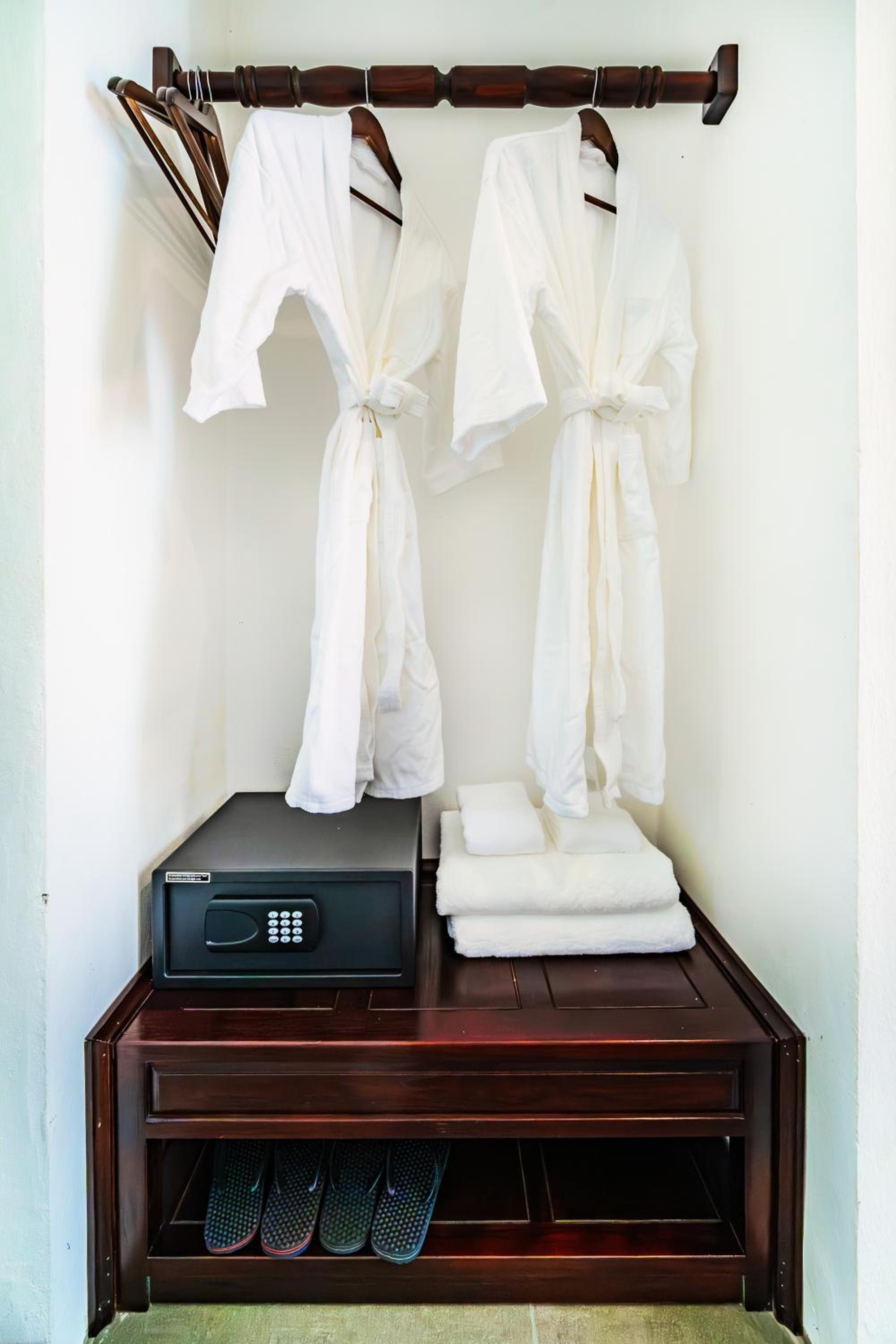 Economy Twin Room - Photo 10