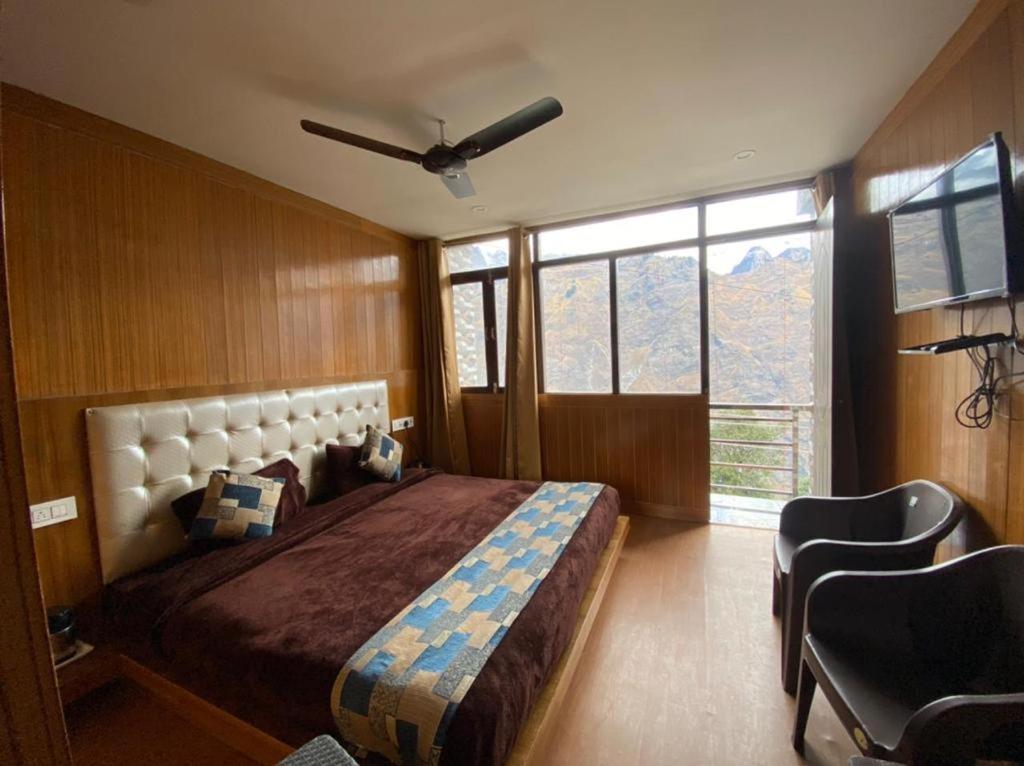 Deluxe Double Room with Balcony photo 3