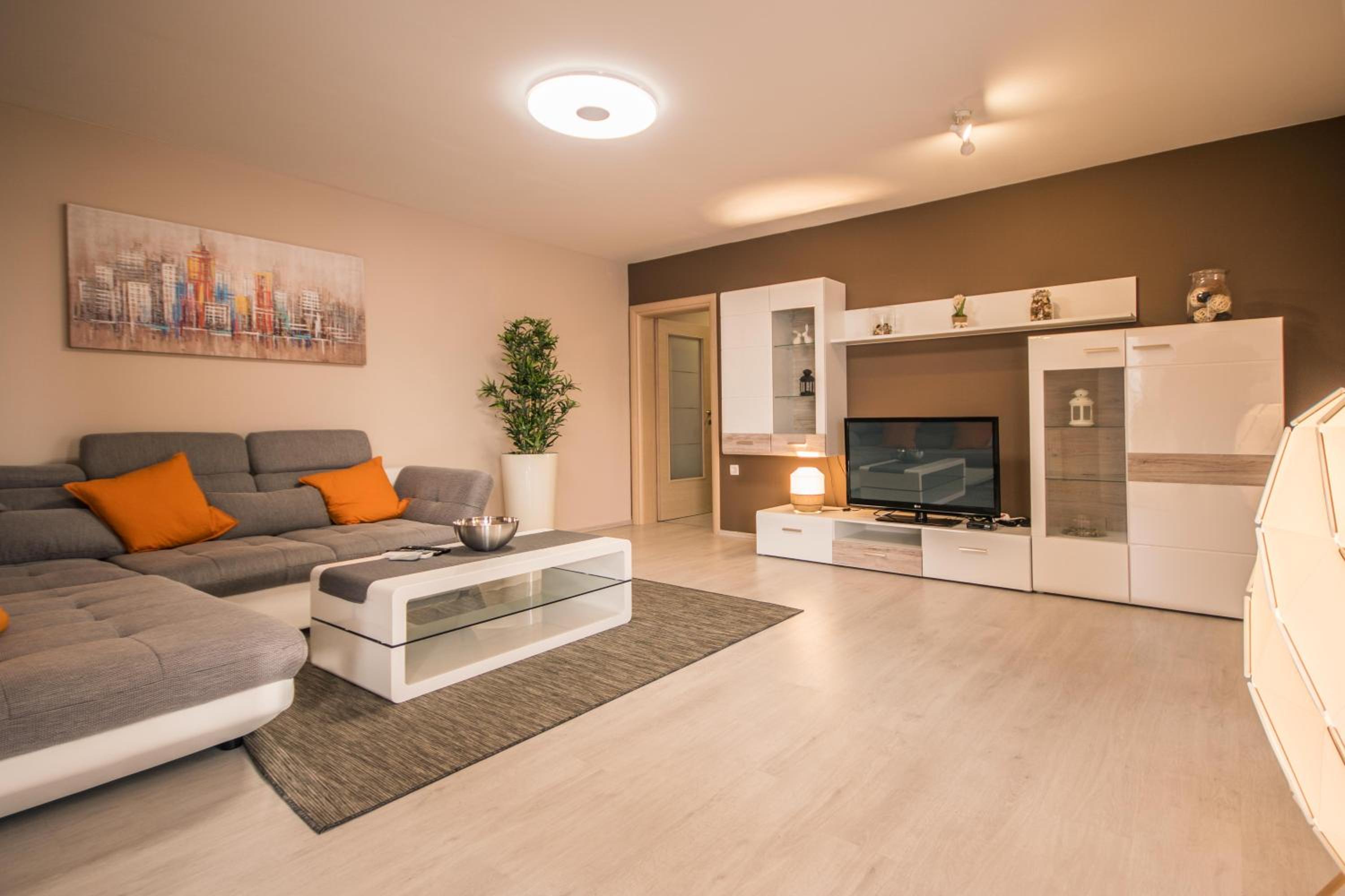 Six-Bedroom House photo 1