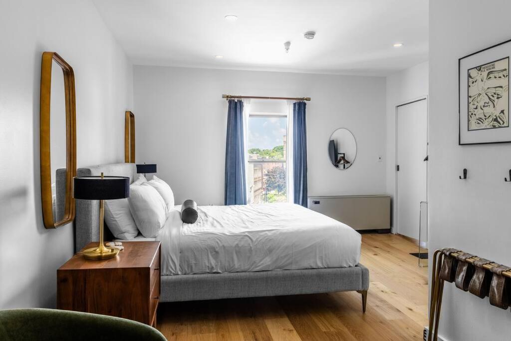 Deluxe King Suite photo 1