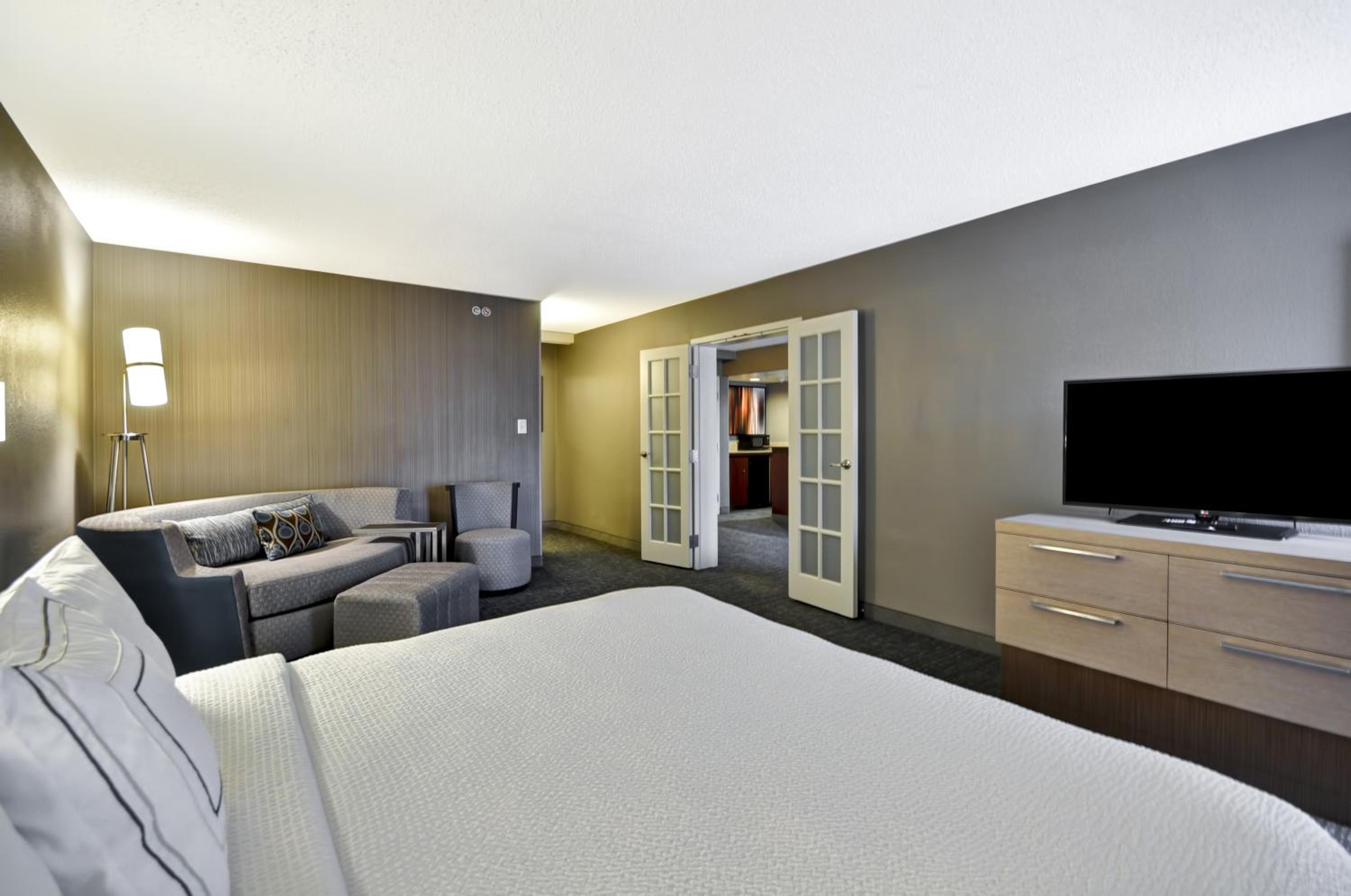King Room with Sofa Bed and Adapted Tub - Mobility Accessible - Photo 1