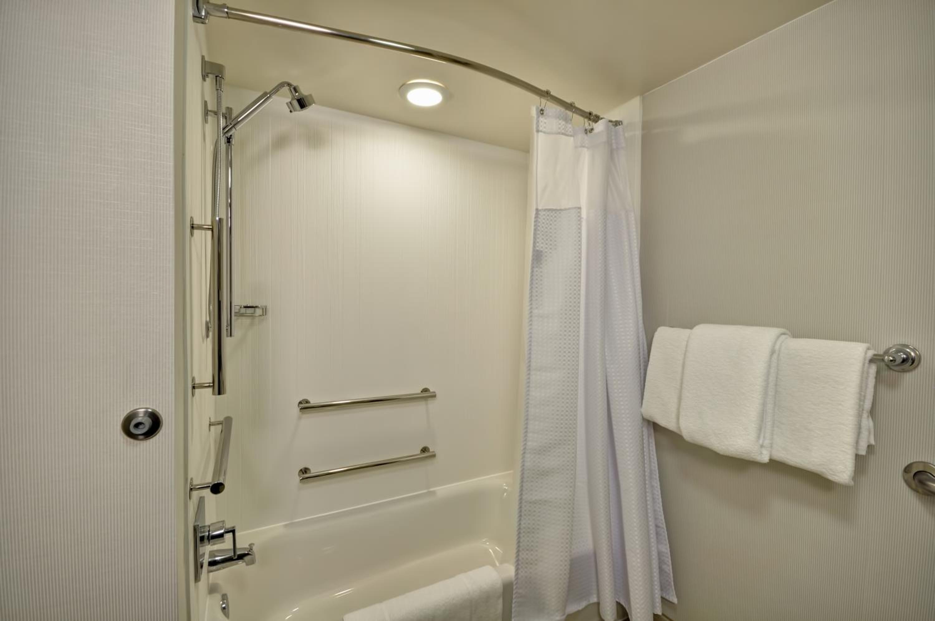 King Room with Sofa Bed and Adapted Tub - Mobility Accessible - Photo 4