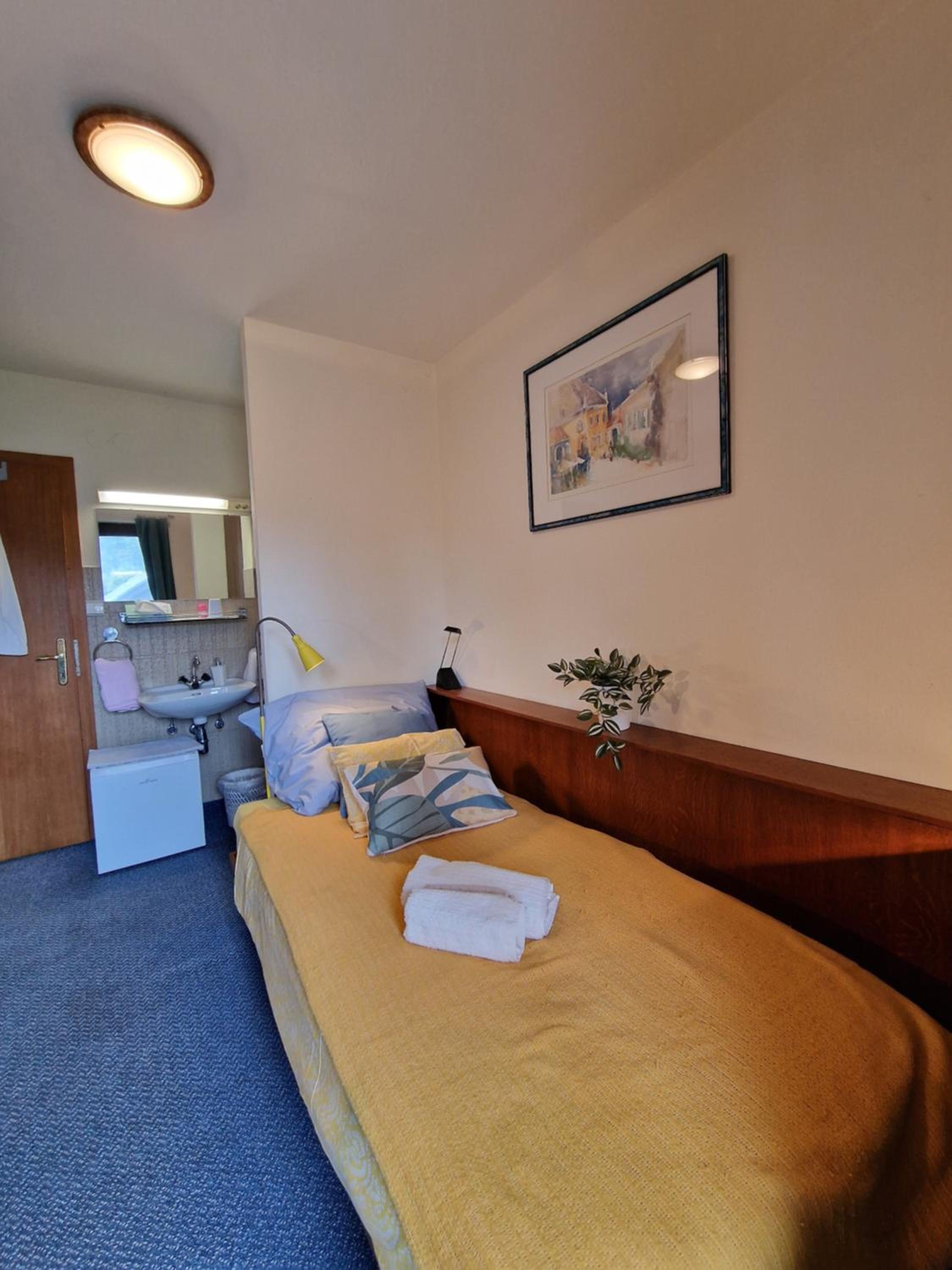 Single Room with Shared Bathroom photo 1