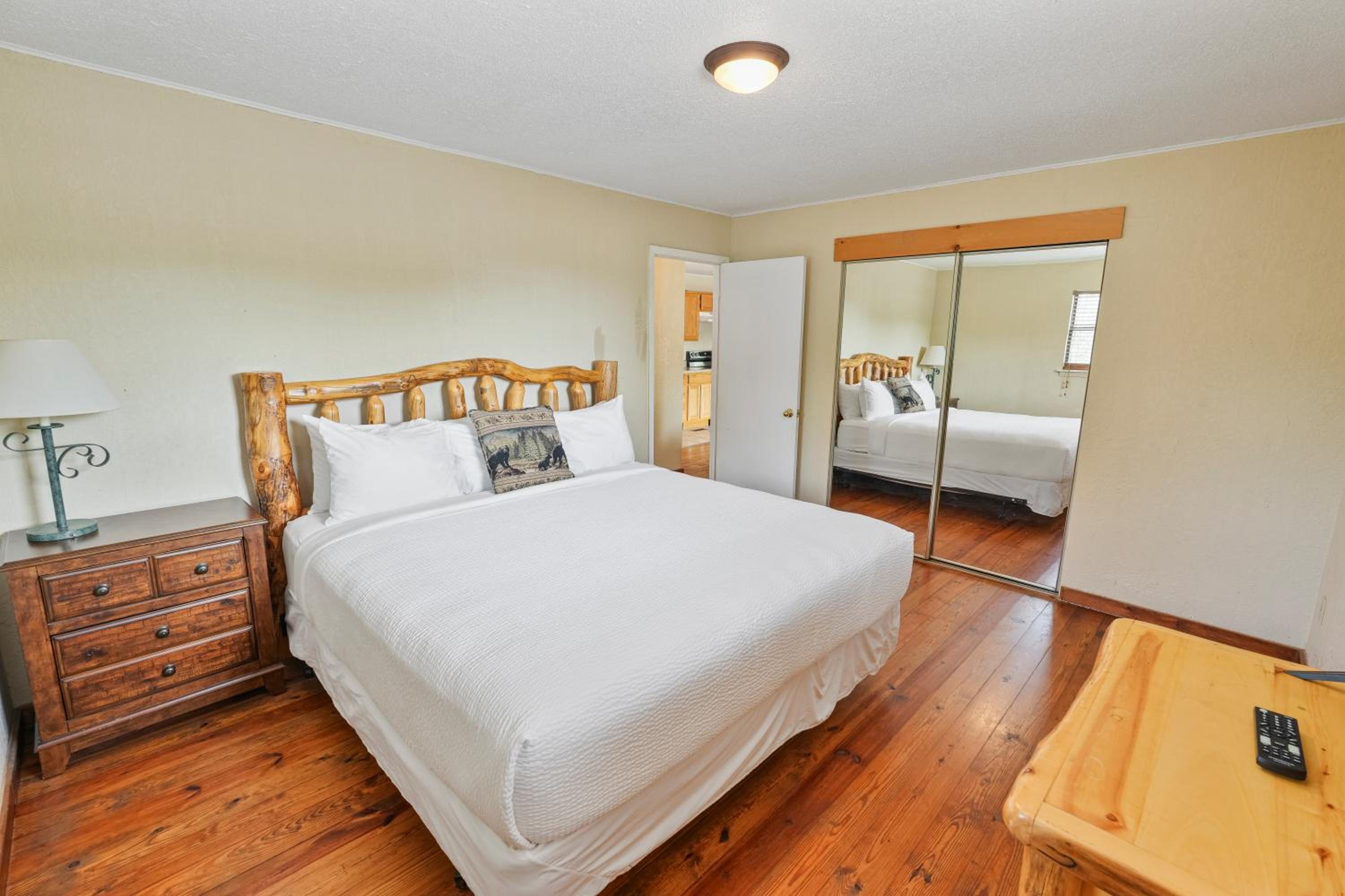 Serenity Cabin: 2 Br, Spacious Mountain Deck