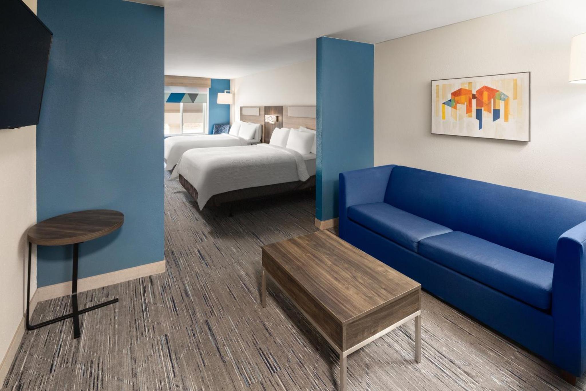 Queen Suite with Two Queen Beds - Photo 3
