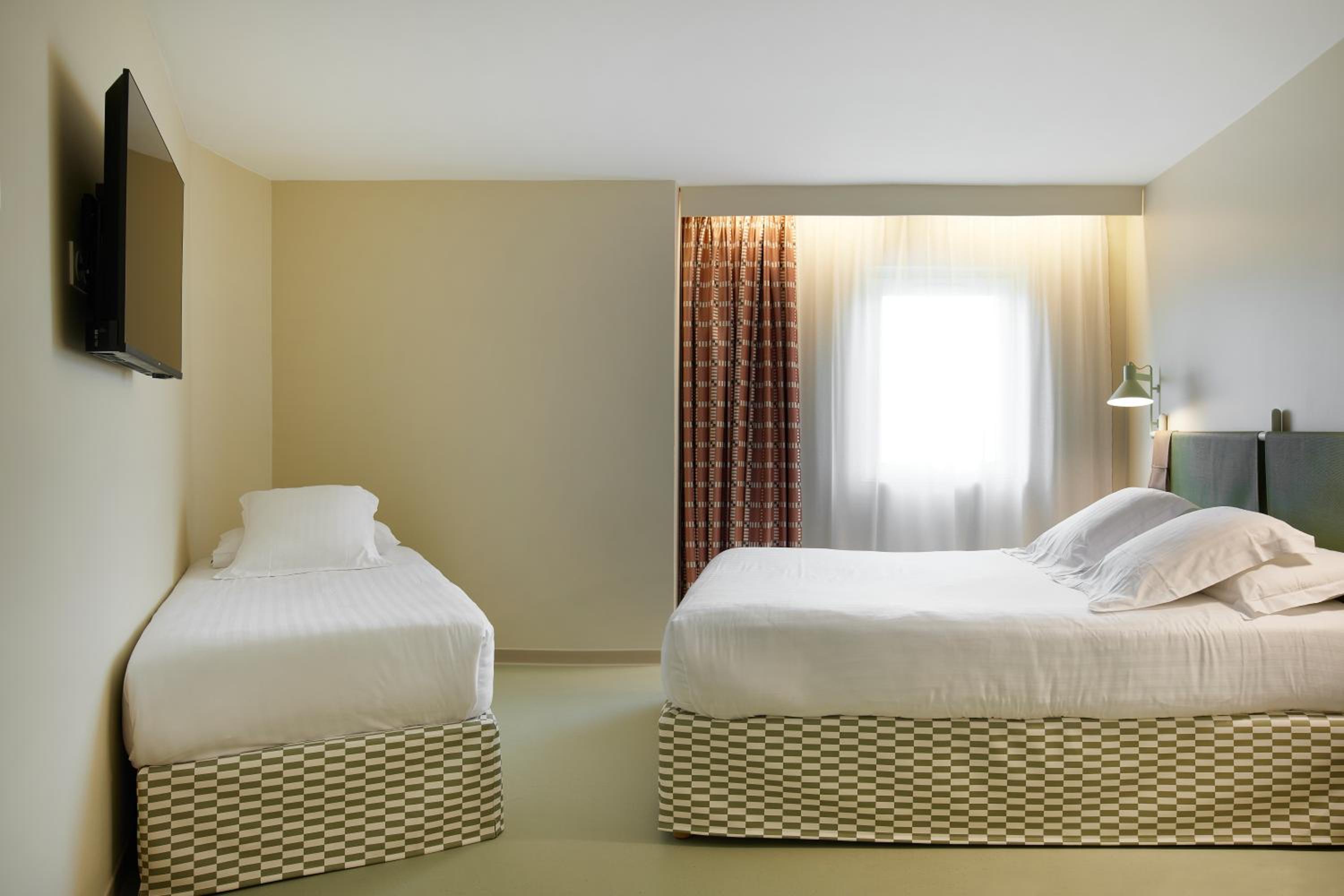 Prestige triple room (1 queen bed & 1 single bed) - Photo 2