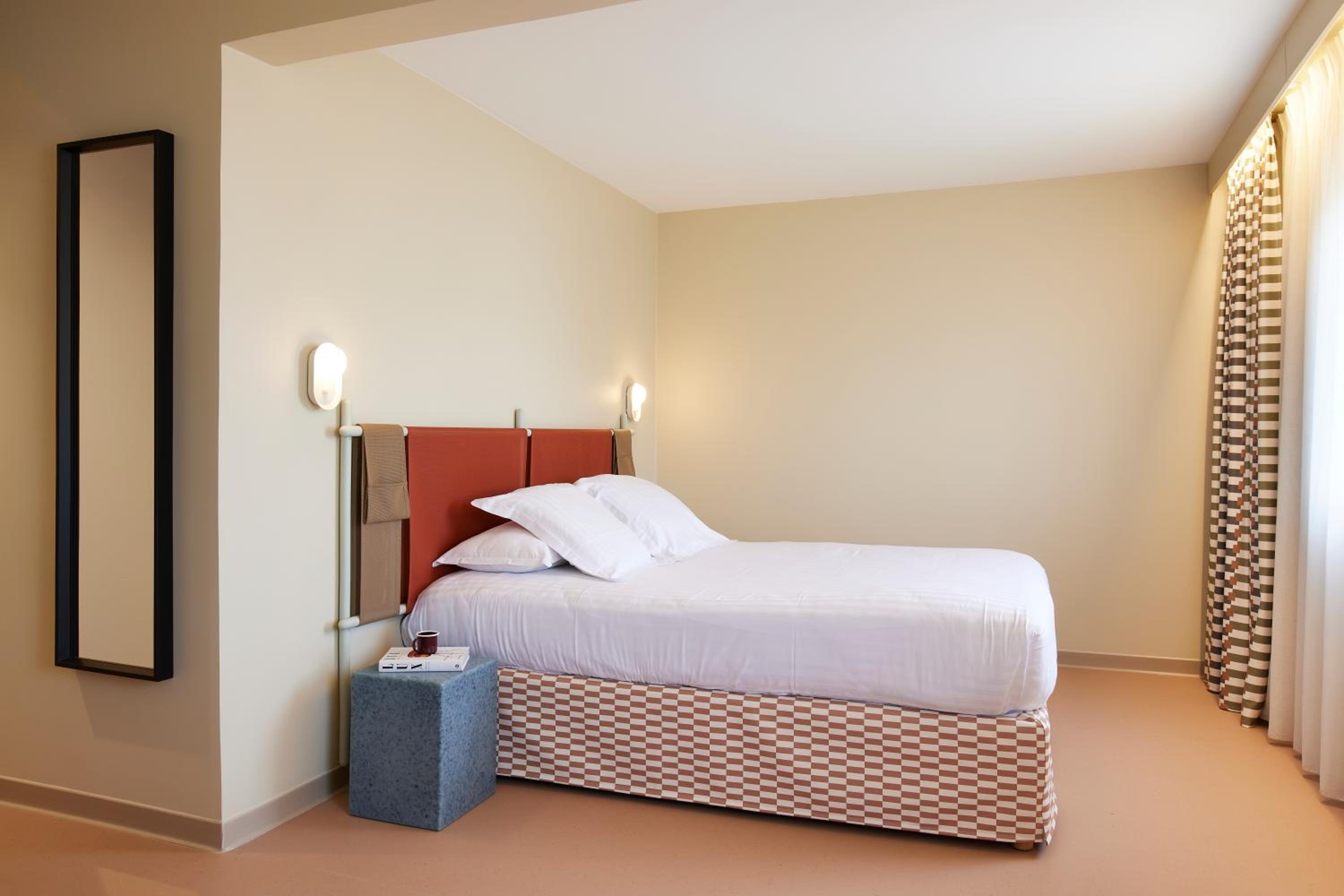 Prestige triple room (1 queen bed & 1 single bed) - Photo 1