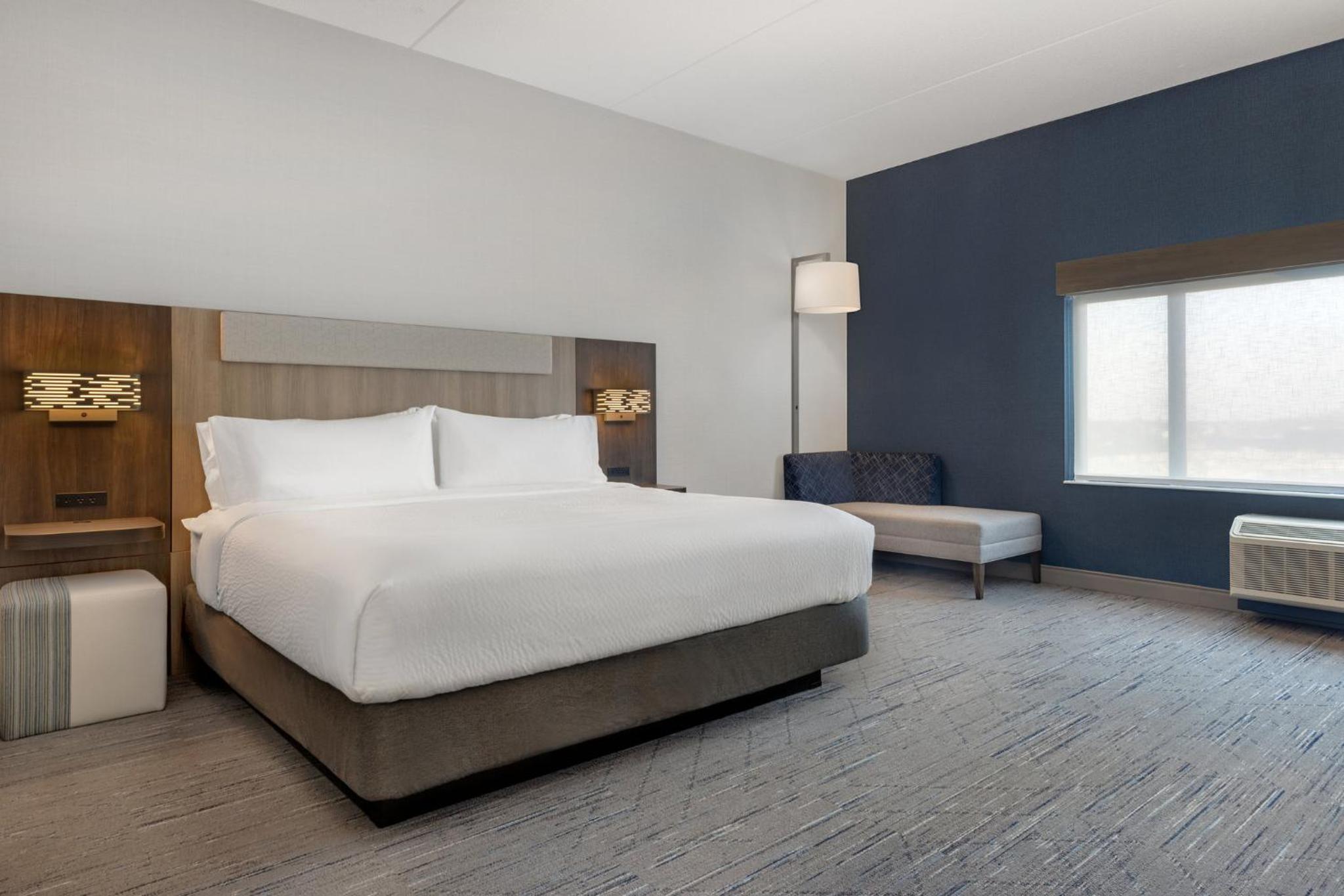 Standard King Room with Extra Floor Space photo 3