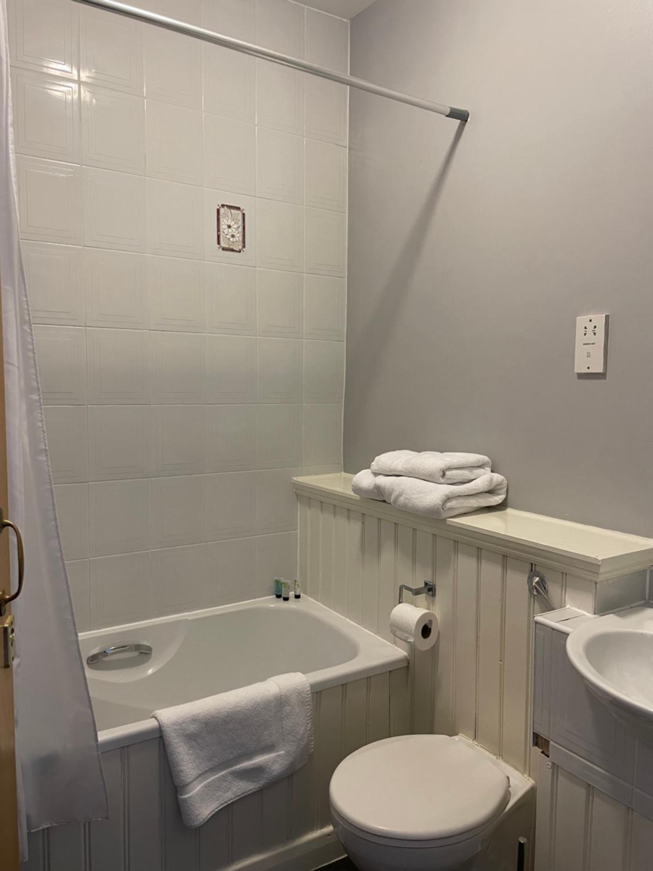Standard Room 4 Bath & Shower photo 2