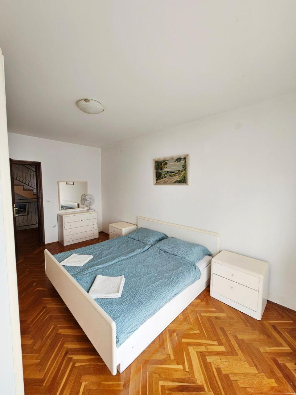 Four-Bedroom House - Photo 5