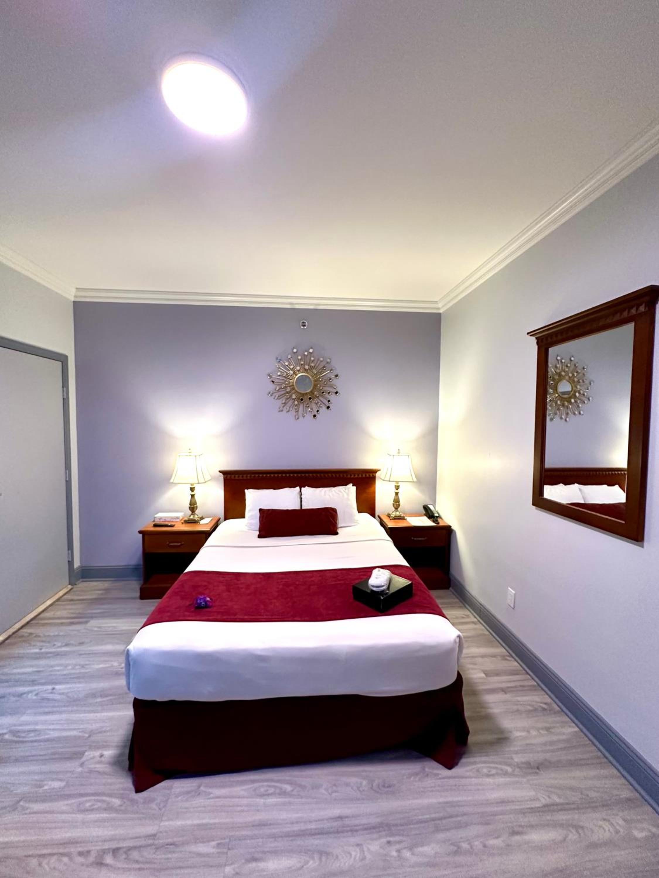 One Queen Bed Room, Accessible