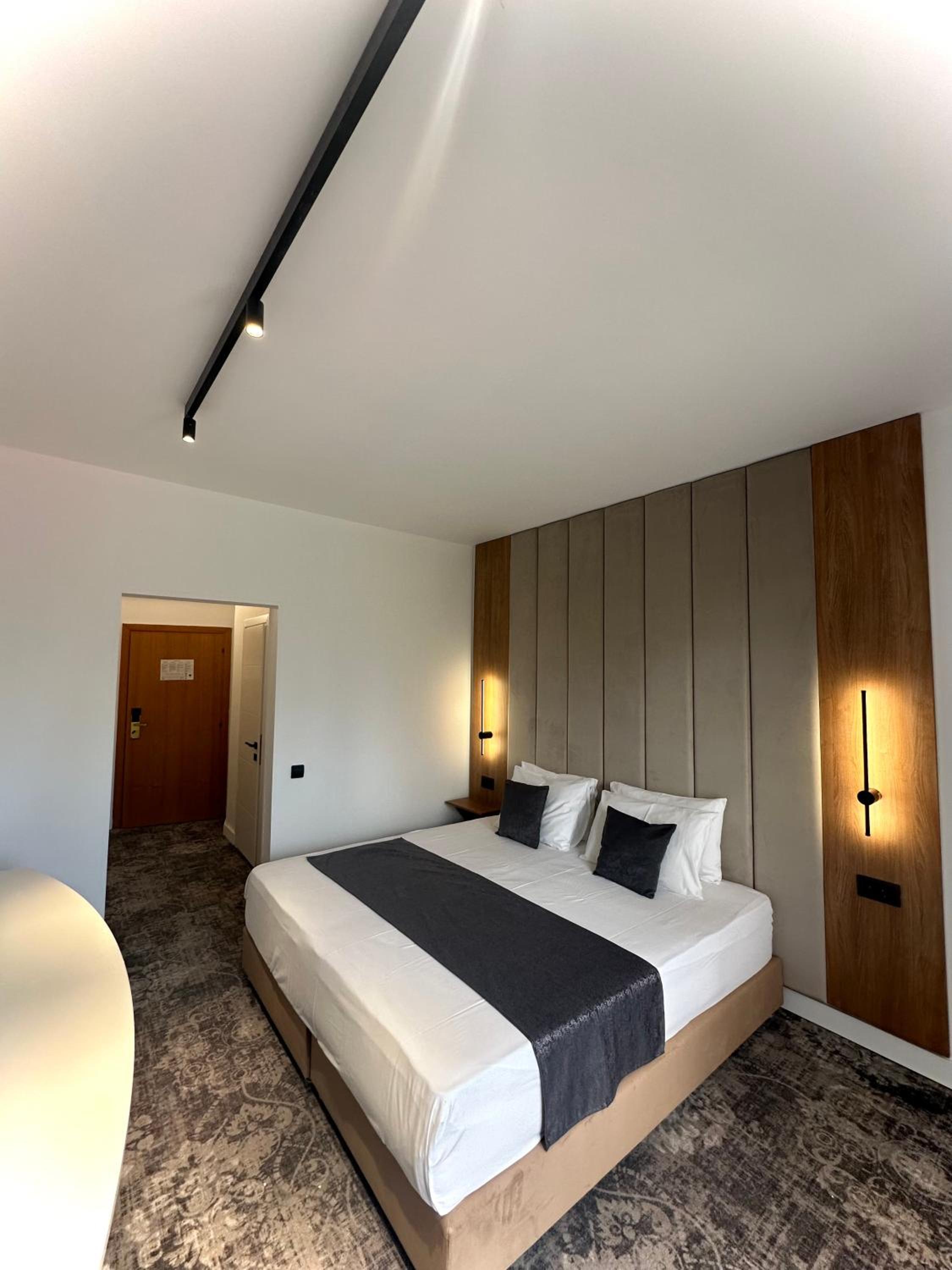 Double Room Superior with Balcony photo 2