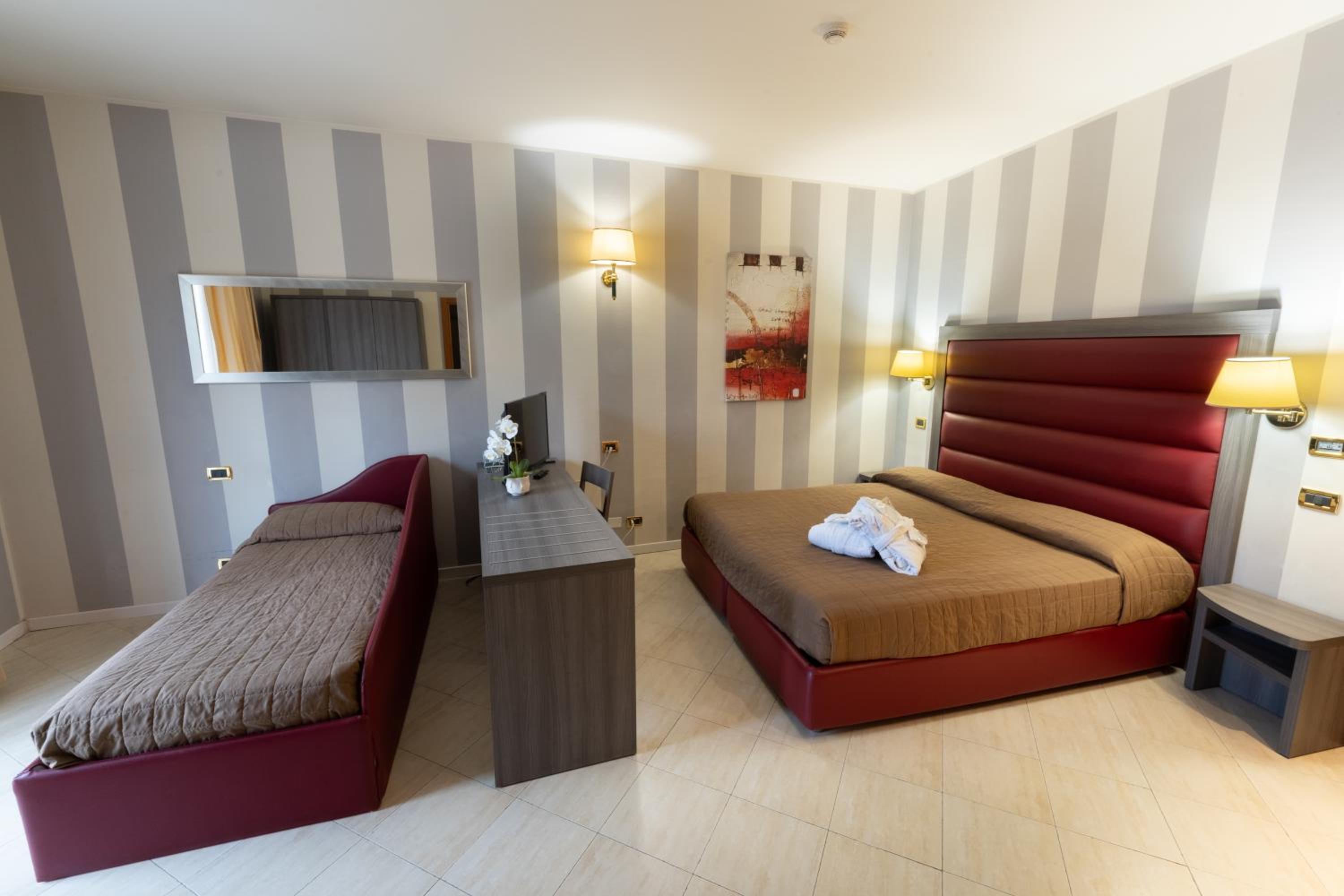 Suite - Photo 1