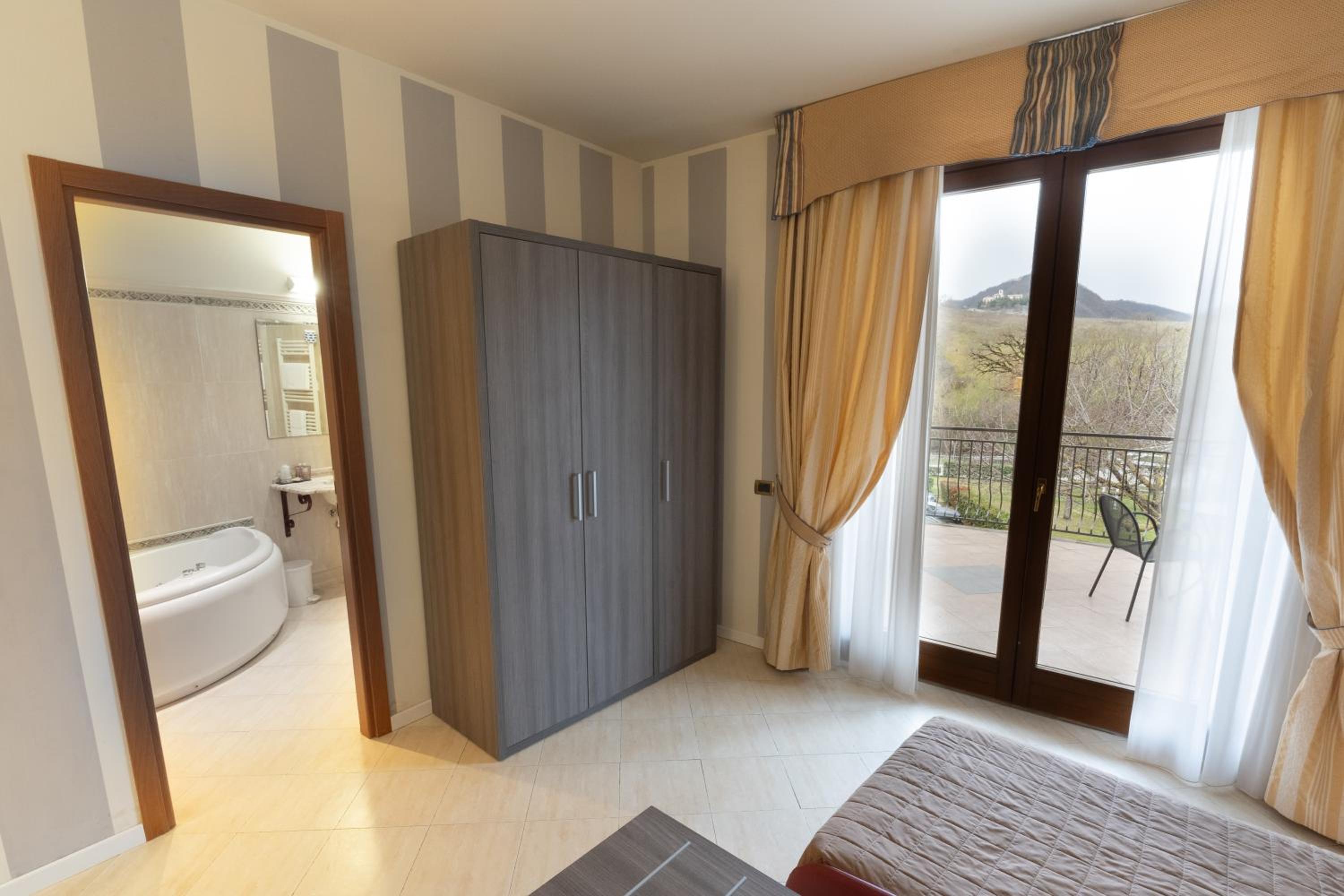 Suite - Photo 6