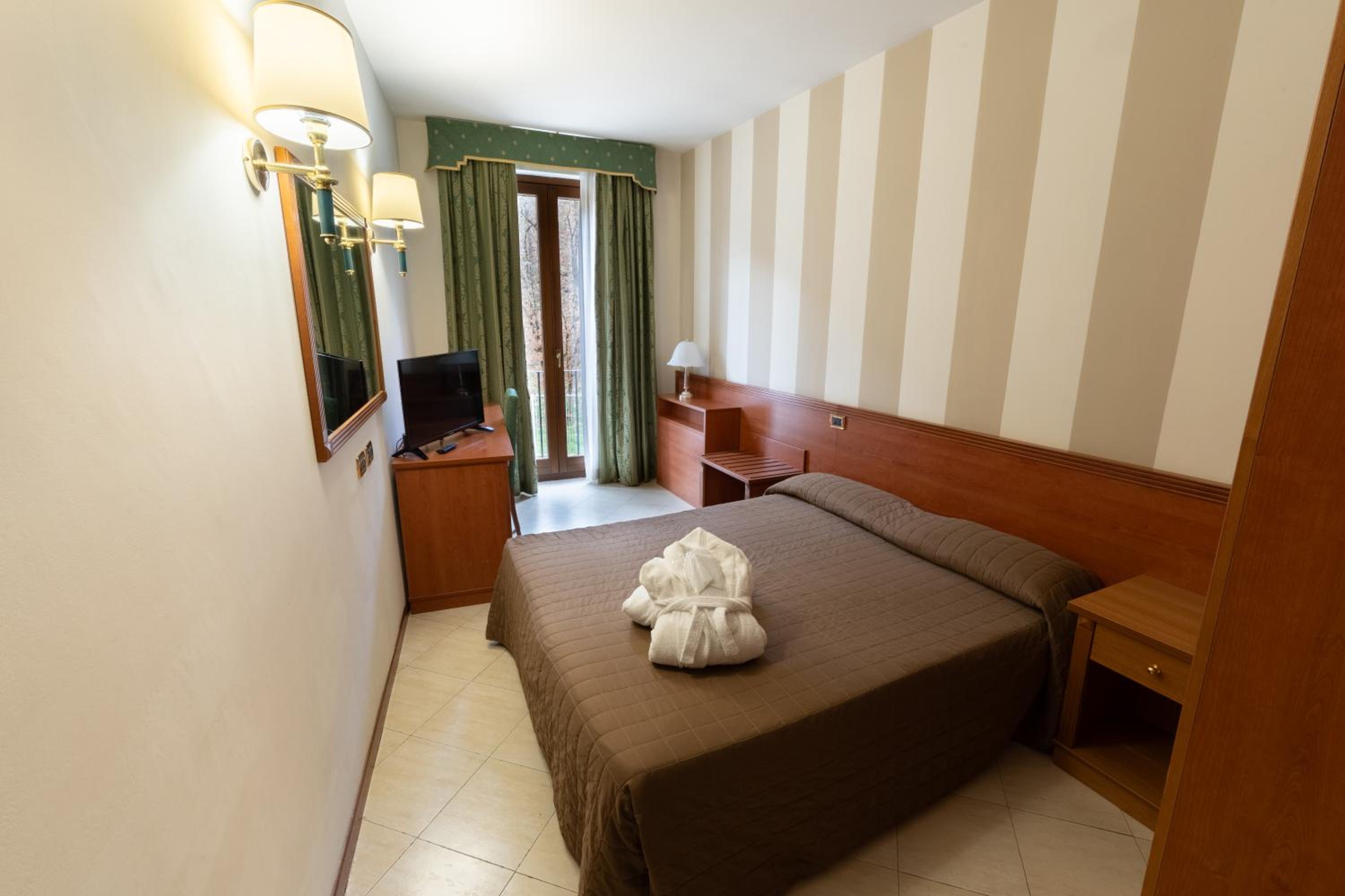 Double or Twin Room - Photo 8