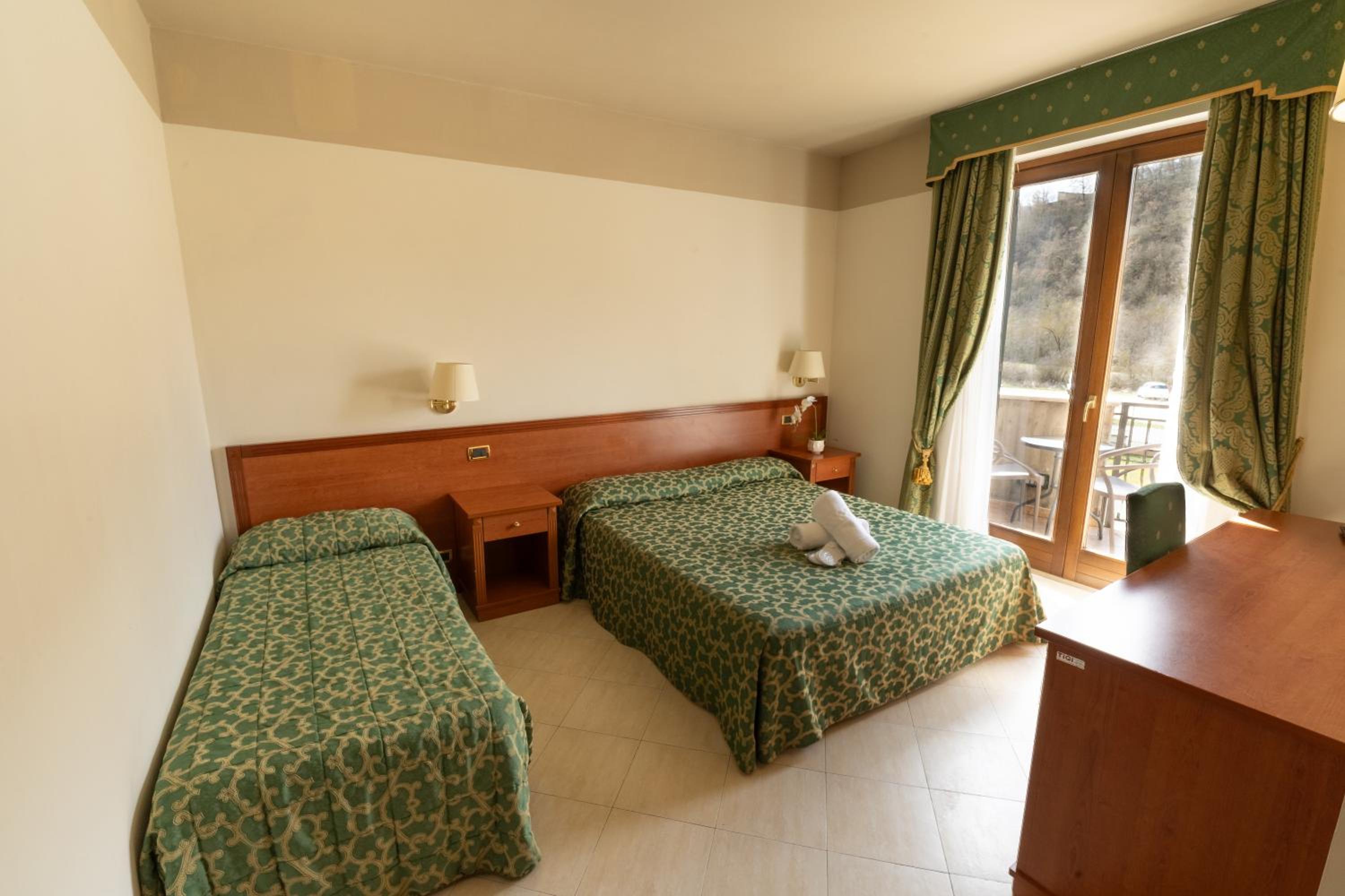 Double or Twin Room with Terrace - Photo 2