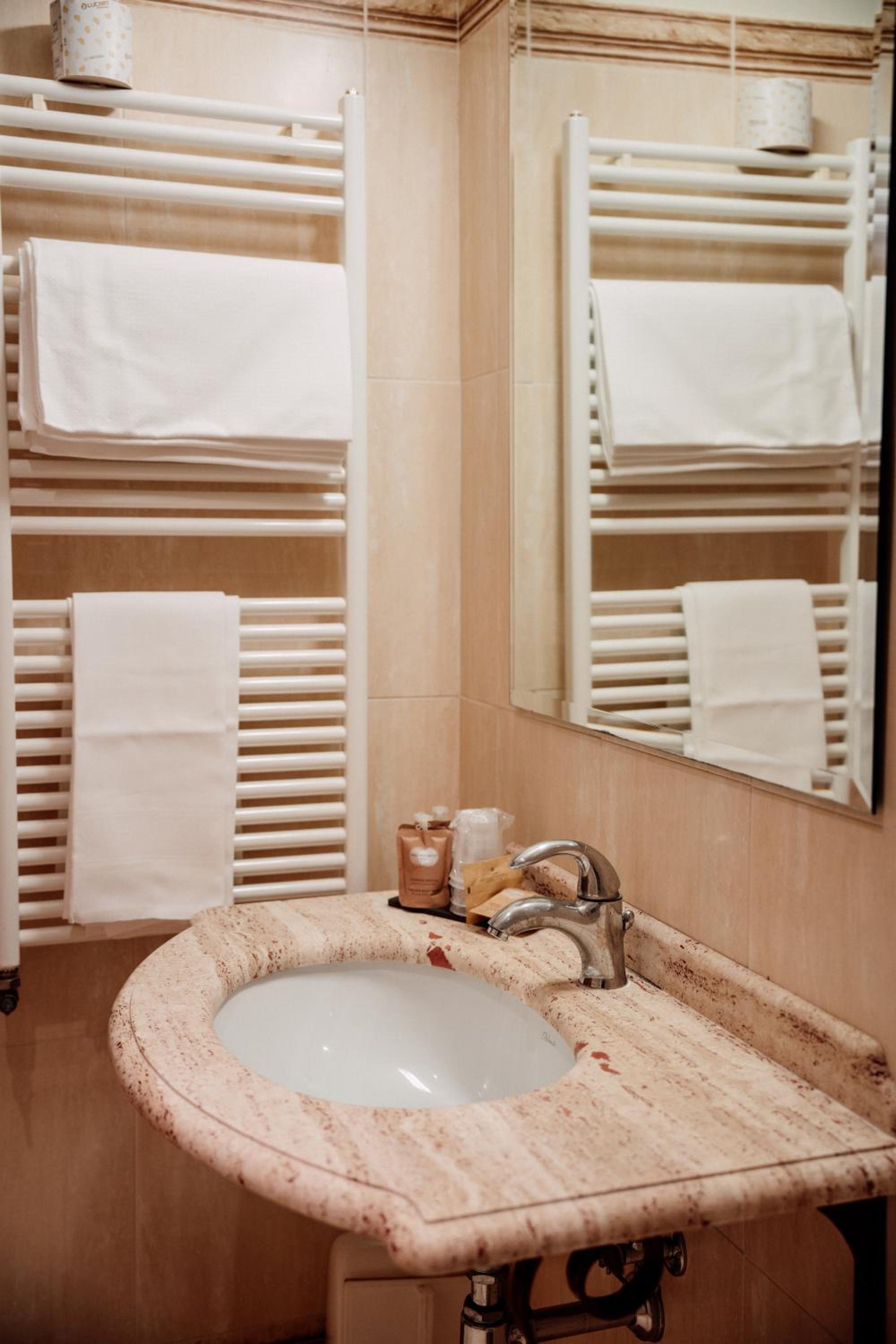 Deluxe Double Room - Photo 7