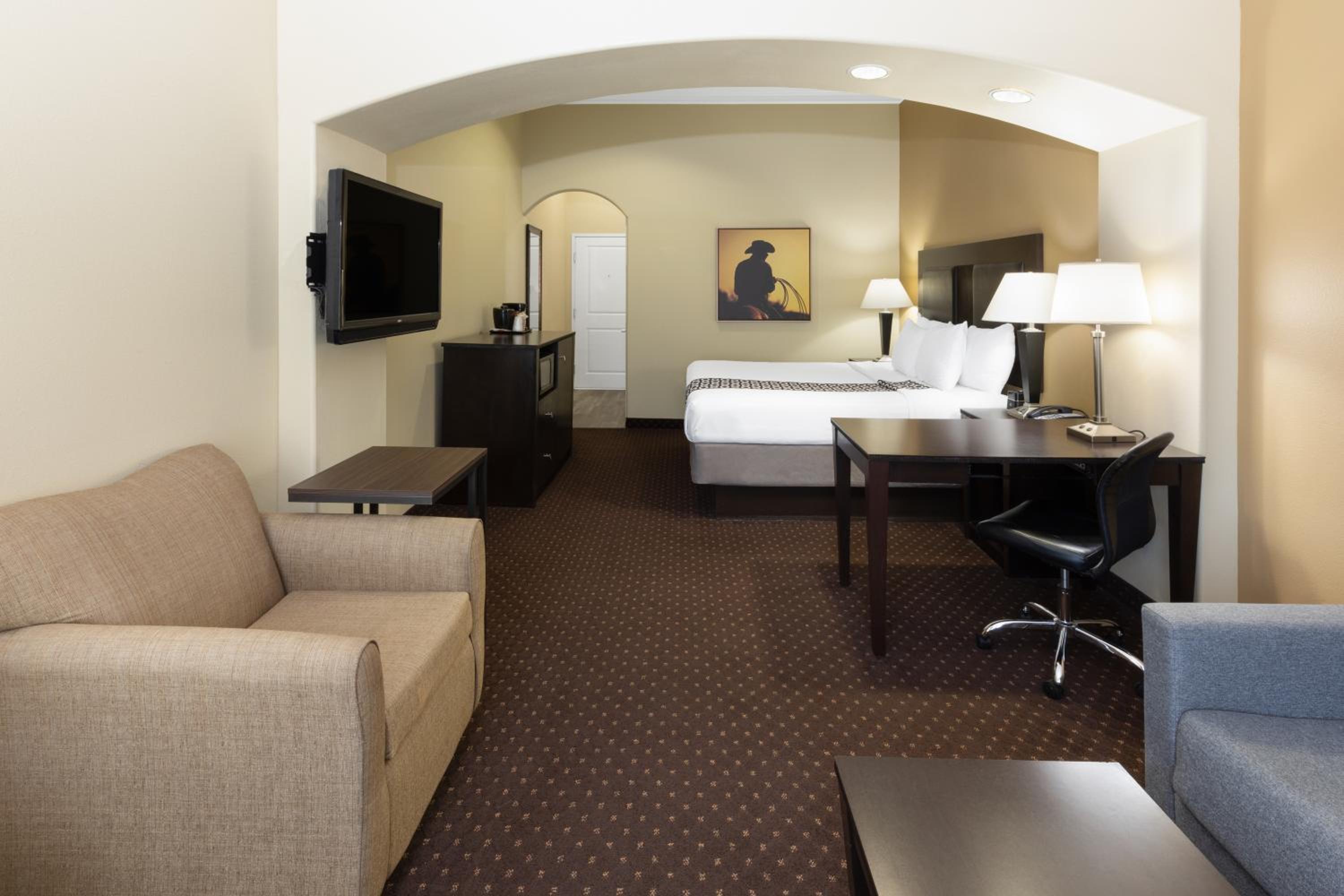 King Suite - Mobility/Hearing Accessible with Bath Tub - Non-Smoking photo 3