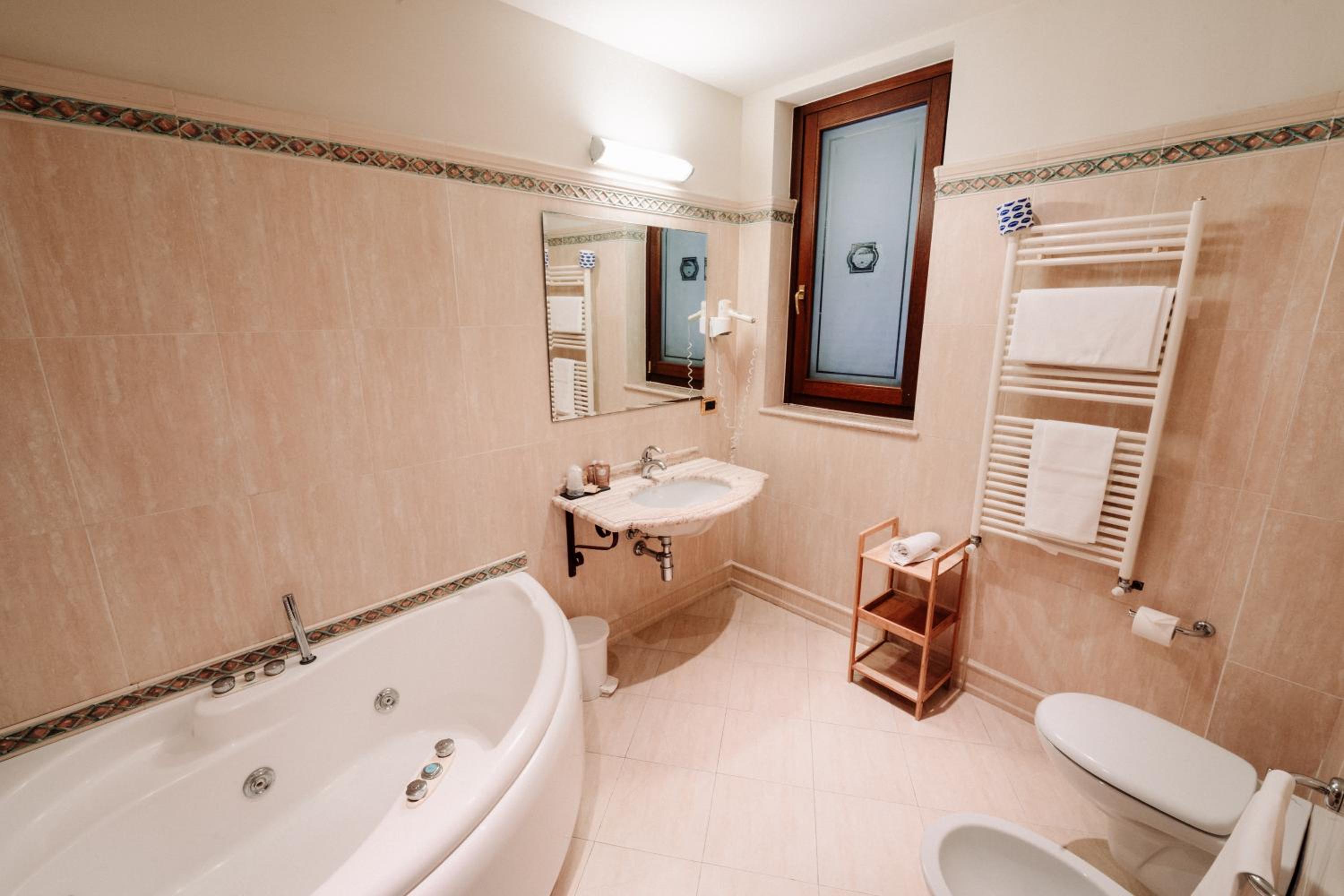 Suite - Photo 9