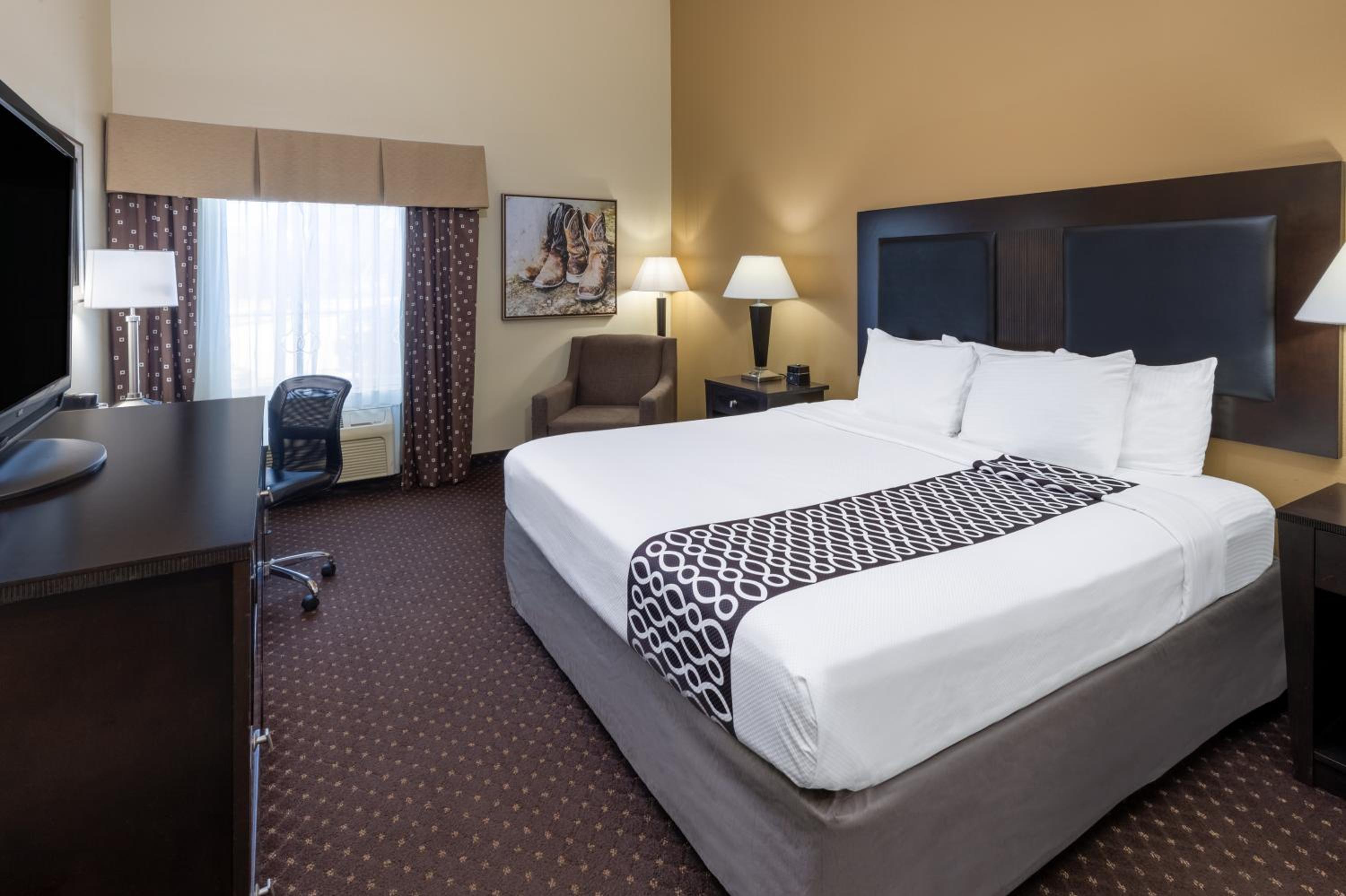 King Room with Bath Tub - Mobility/Hearing Accessible - Non-Smoking - Photo 2